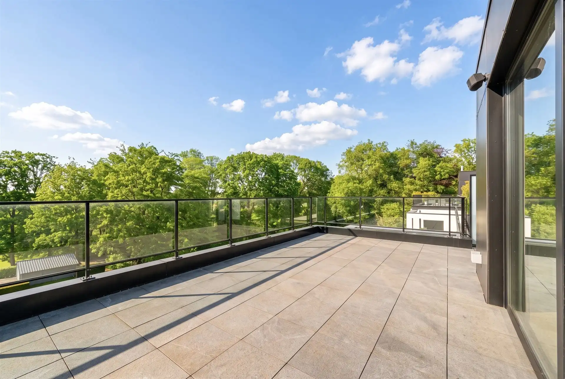 Topgelegen lichtrijke penthouse met prachtig terras foto 2