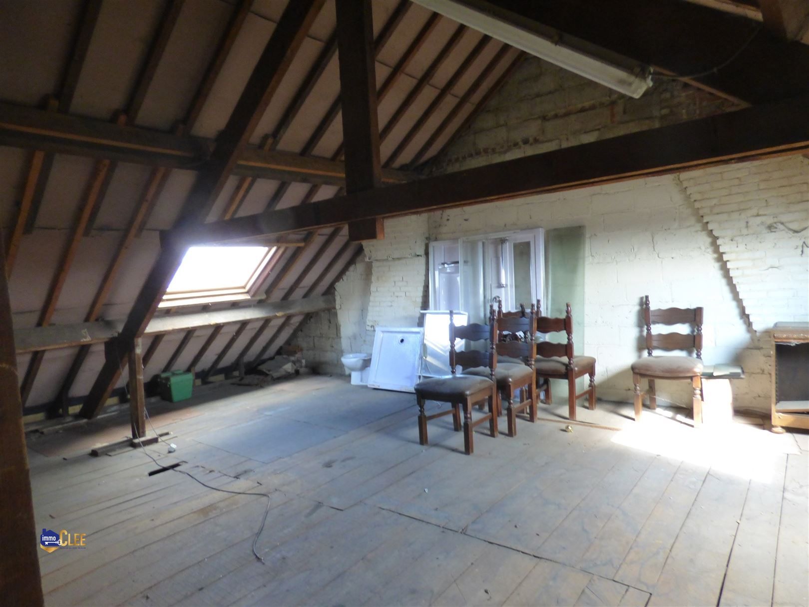 Te renoveren woning met 3 slaapkamers en garage foto 12