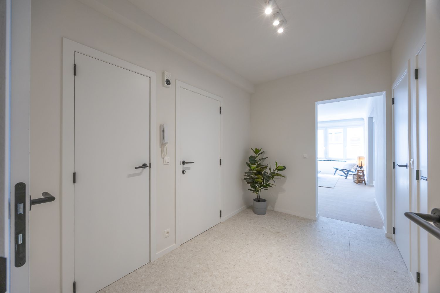 Gerenoveerd twee slaapkamer appartement in centrum Oostende foto 13