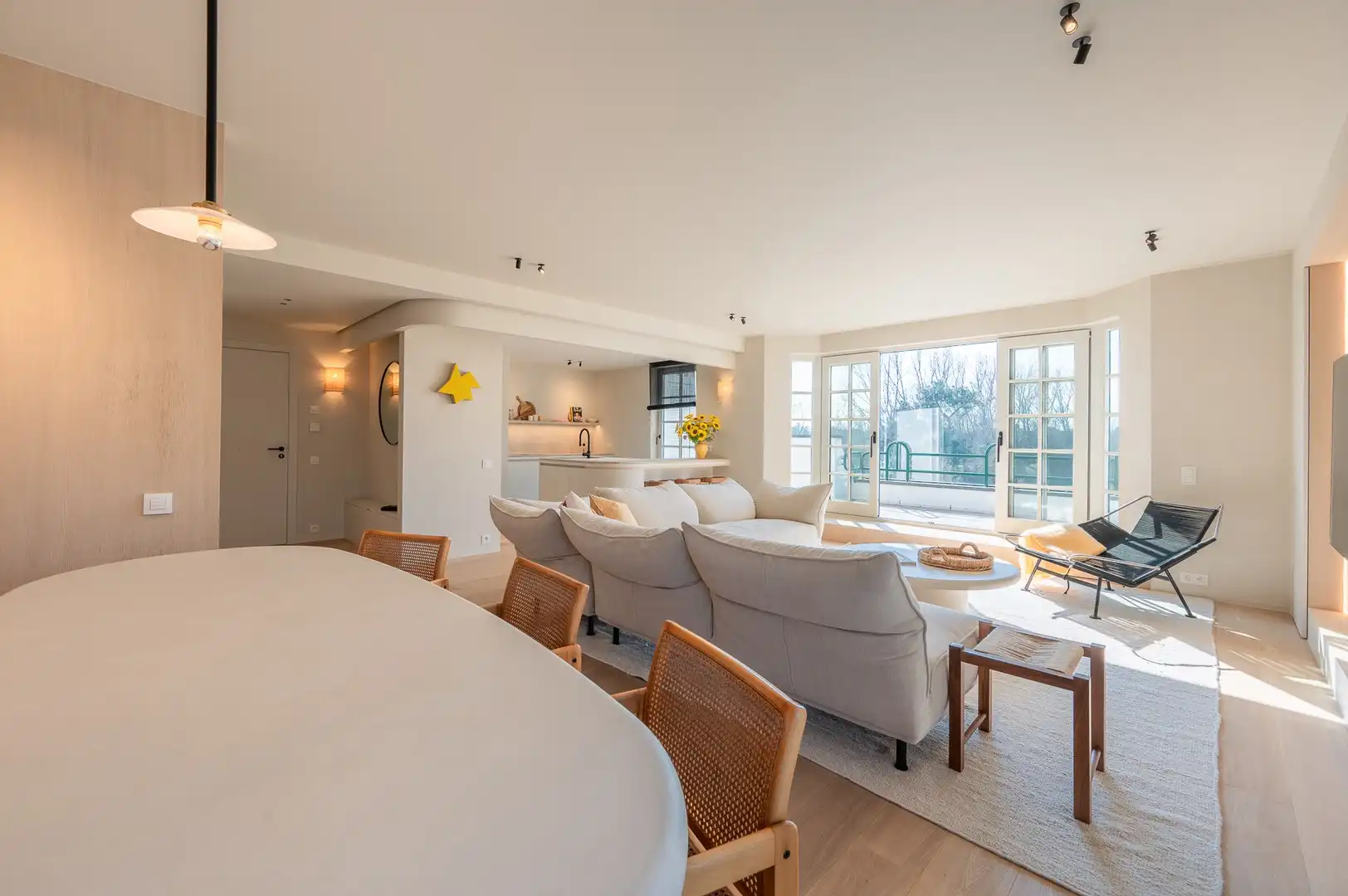 High-end gerenoveerd hoekappartement in het prestigieuze domein Tennis Gardens, vlakbij het strand en de zee. foto {{pictureIndex}}