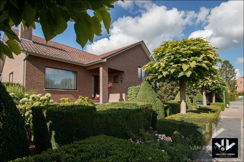 INSTAPKLAAR GEHEEL VAN MAAR LIEFST 370m² OP RUSTIGE LOCATIE foto 2