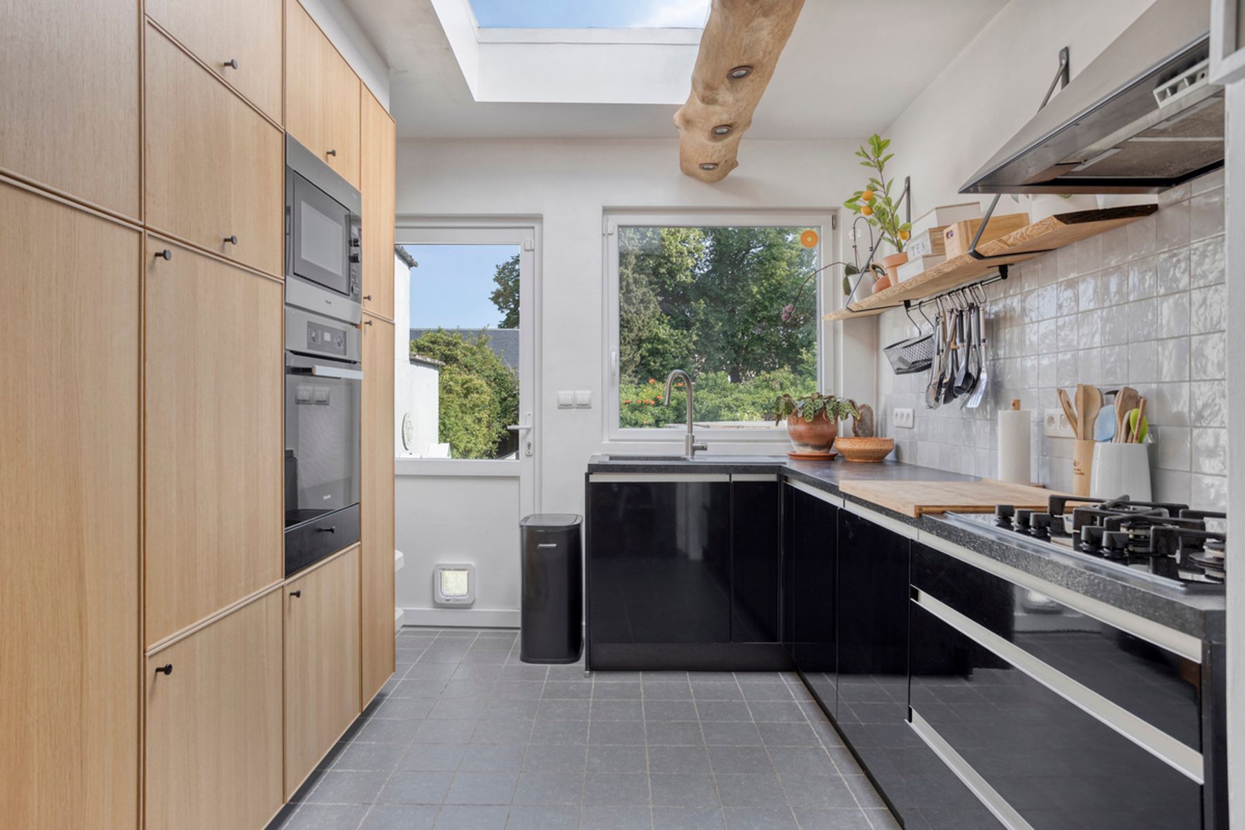 Sfeervolle woning met grote garage en tuin nabij het centrum foto 8