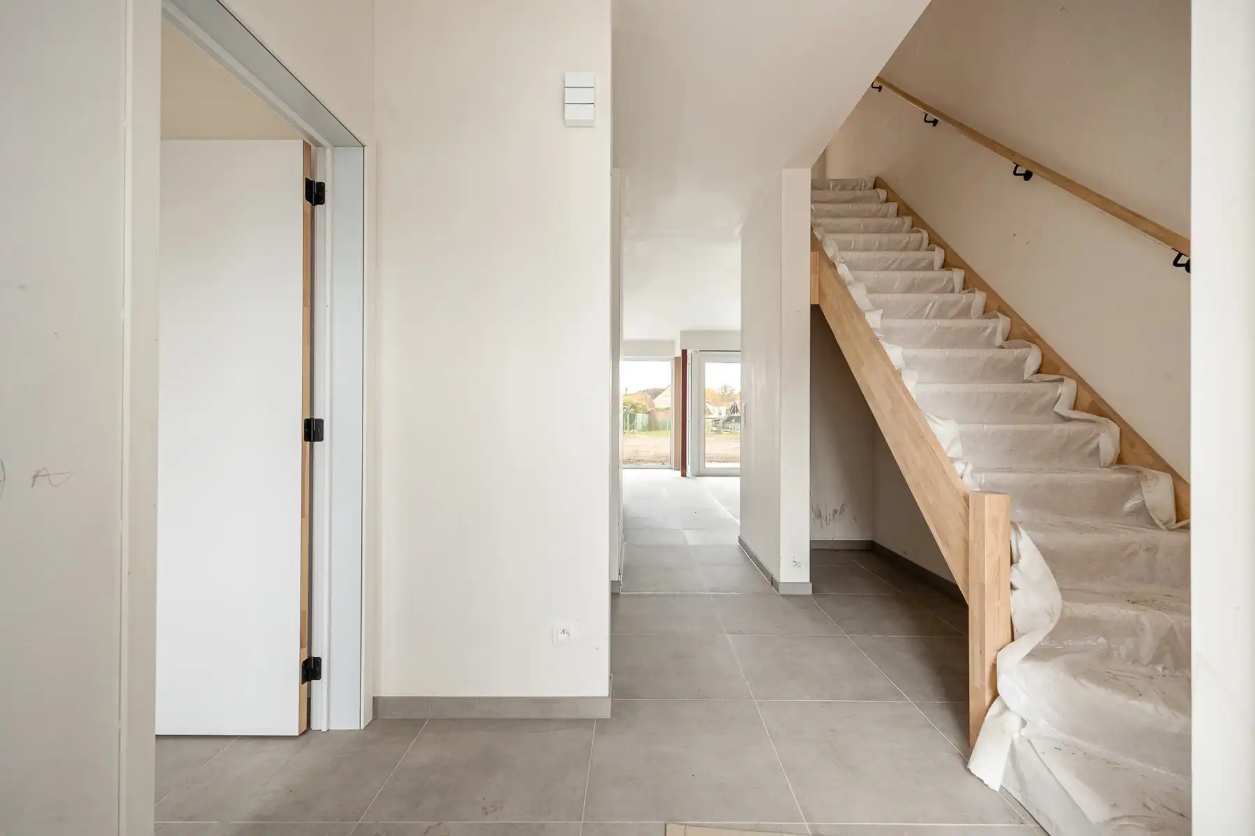 Woning met 3 slaapkamers en fietsenberging/carport op perceel van ca 367m² foto 2