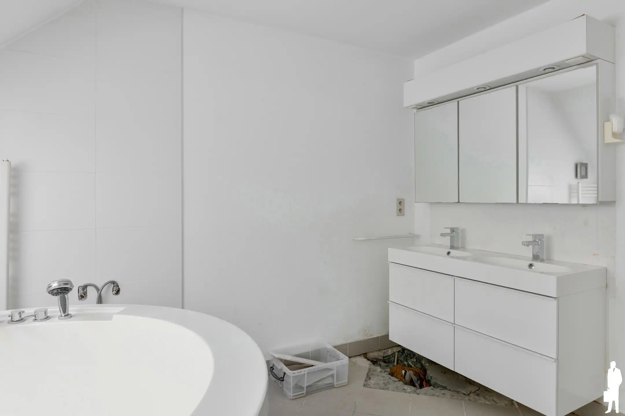 Welgelegen te renoveren villa met 5-7 slpks en 2 badks foto 35