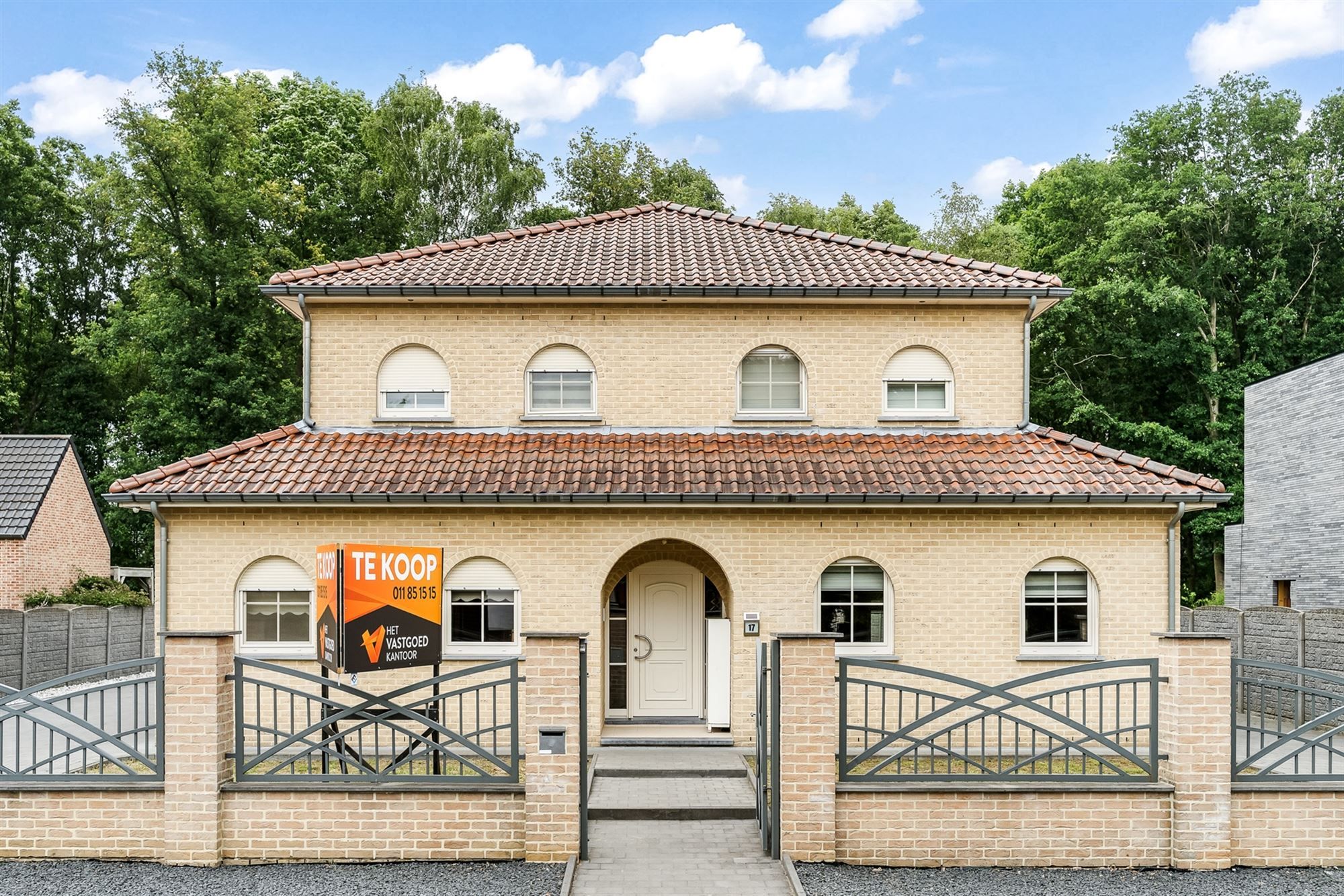 ZEER RUIME, GOED ONDERHOUDEN WONING (269M²) MET 4 SLAAPKAMERS EN RUIME GARAGE OP EEN PERCEEL VAN 10ARE TE BEVERLO foto {{pictureIndex}}