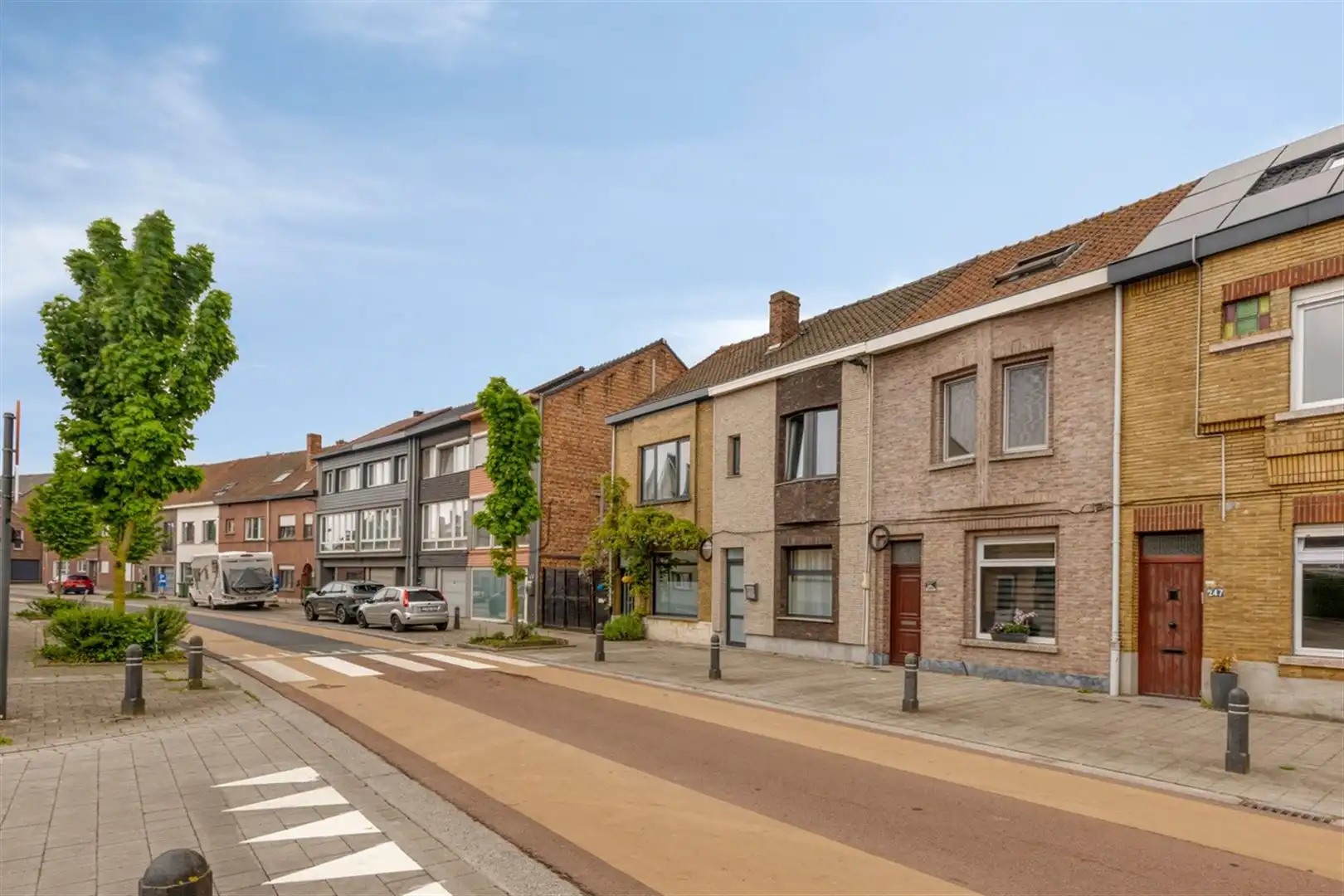 Instapklare rijwoning op 230 m² met 3 slaapkamers, 2 badkamers en grote garage. foto 2