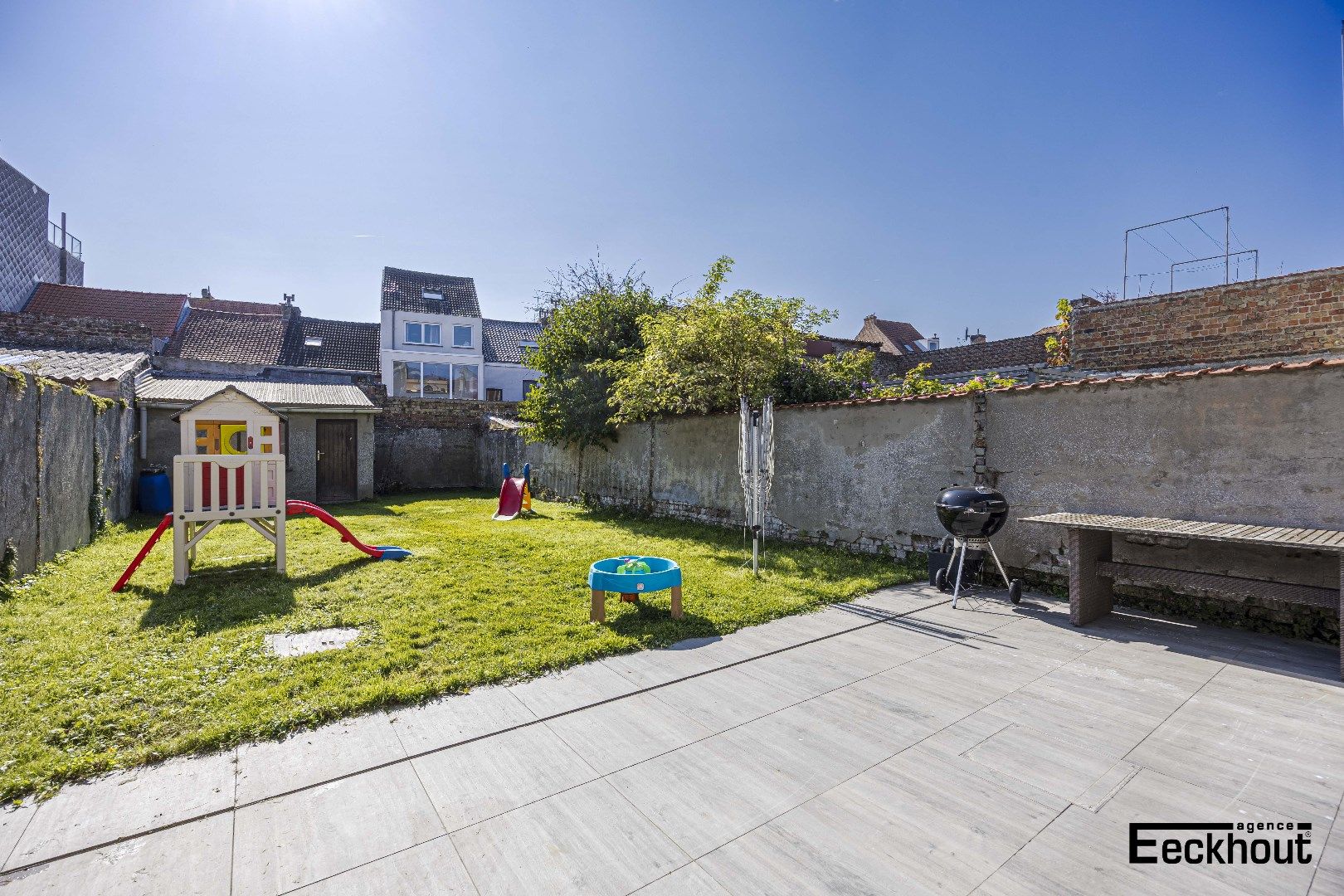 Grondig gerenoveerde woning met tuin, terras, garage en 4 slaapkamers te Oostende! foto 1