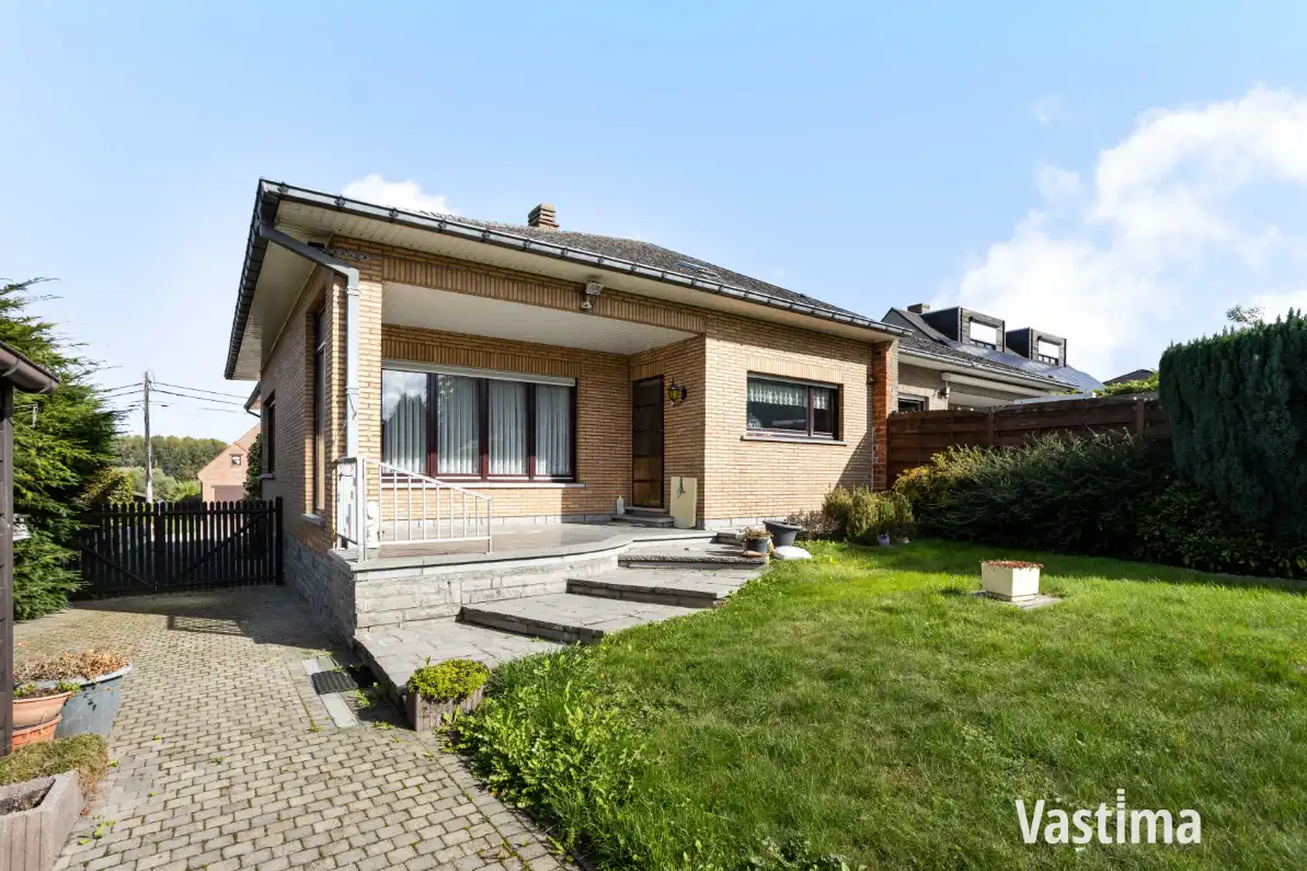 Rustig gelegen halfopen woning met dubbele garage en veel potentieel foto 22