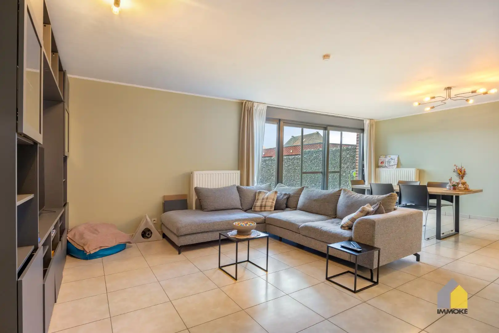 Gelijkvloers appartement (120 m²) met ruime woonkamer, 2 slpks. en terras. foto 6