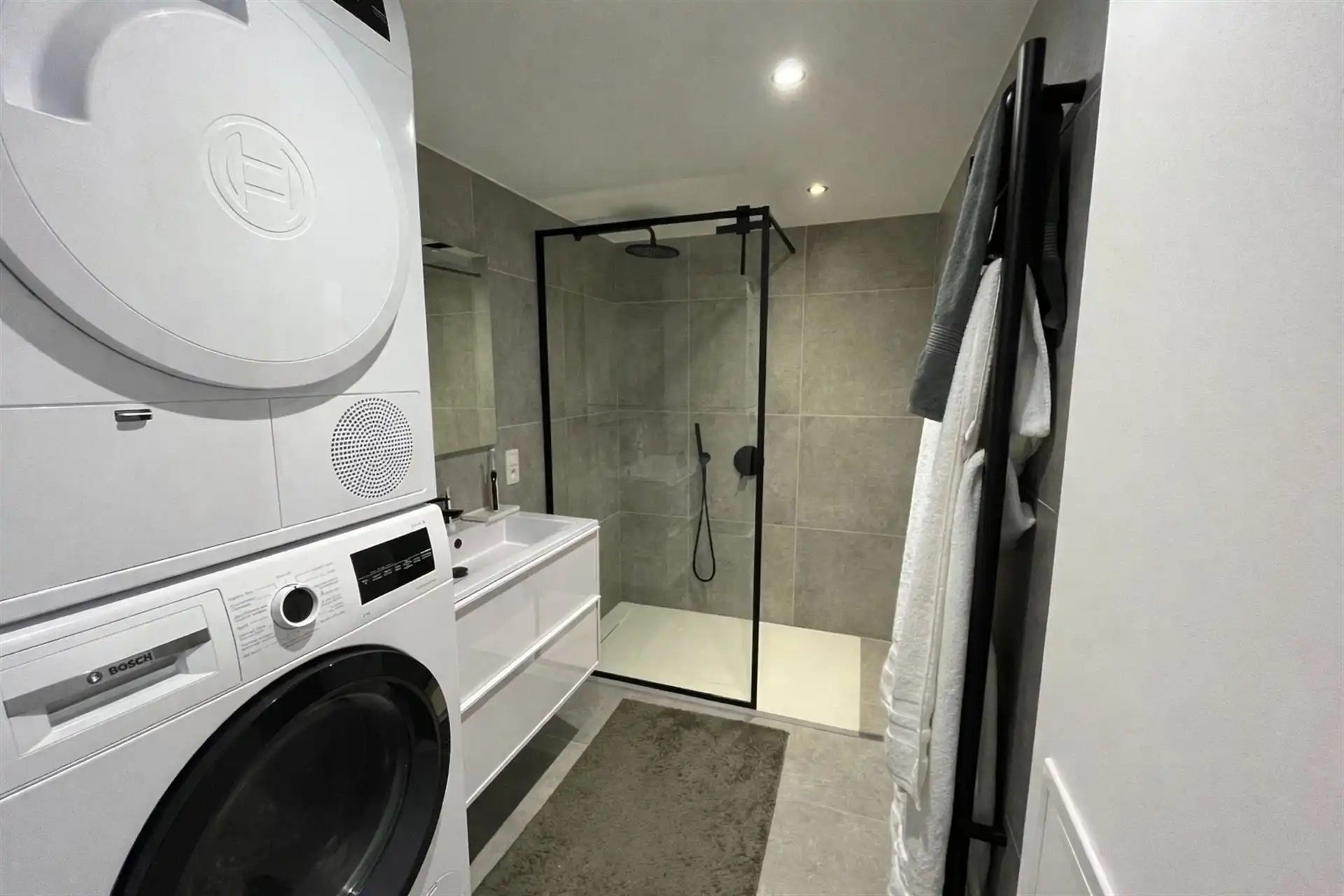 Gerenoveerd 2-slaapkamerappartement met zonnig terras in Berchem foto 8