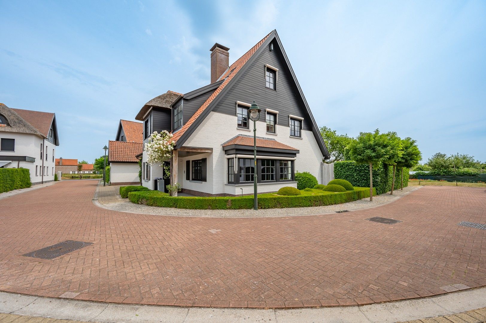 Hedendaagse alleenstaande villa gelegen in een rustige omgeving te Knokke. foto 18