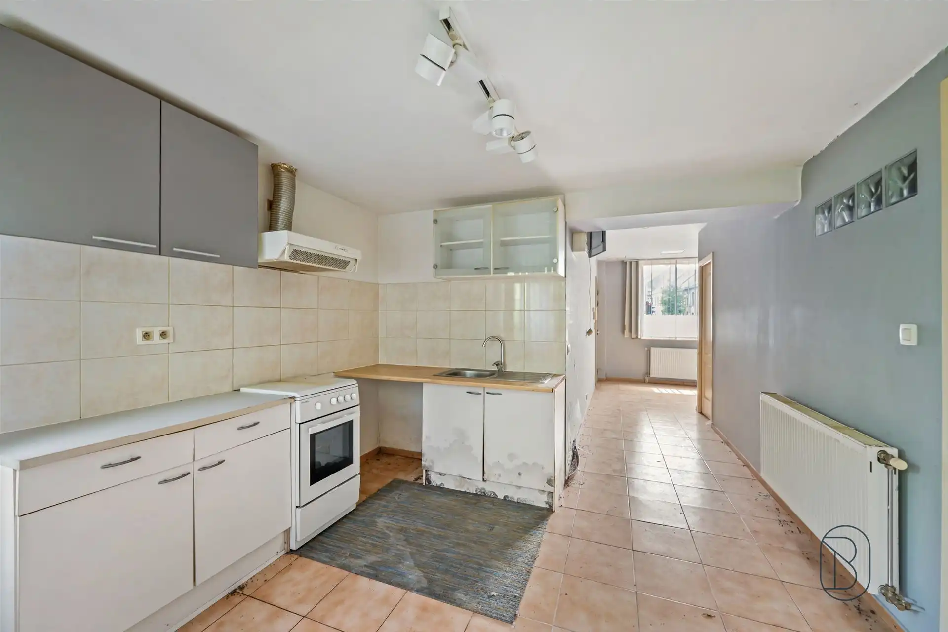 Te renoveren woning met 5 kamers, en parkeergelegenheid  foto 10