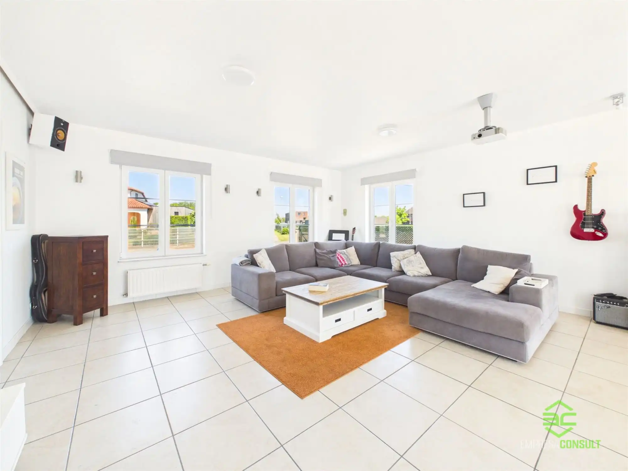 Ruime woning met 4/5 slpk en dubbele garage op 12a 50ca! foto 6