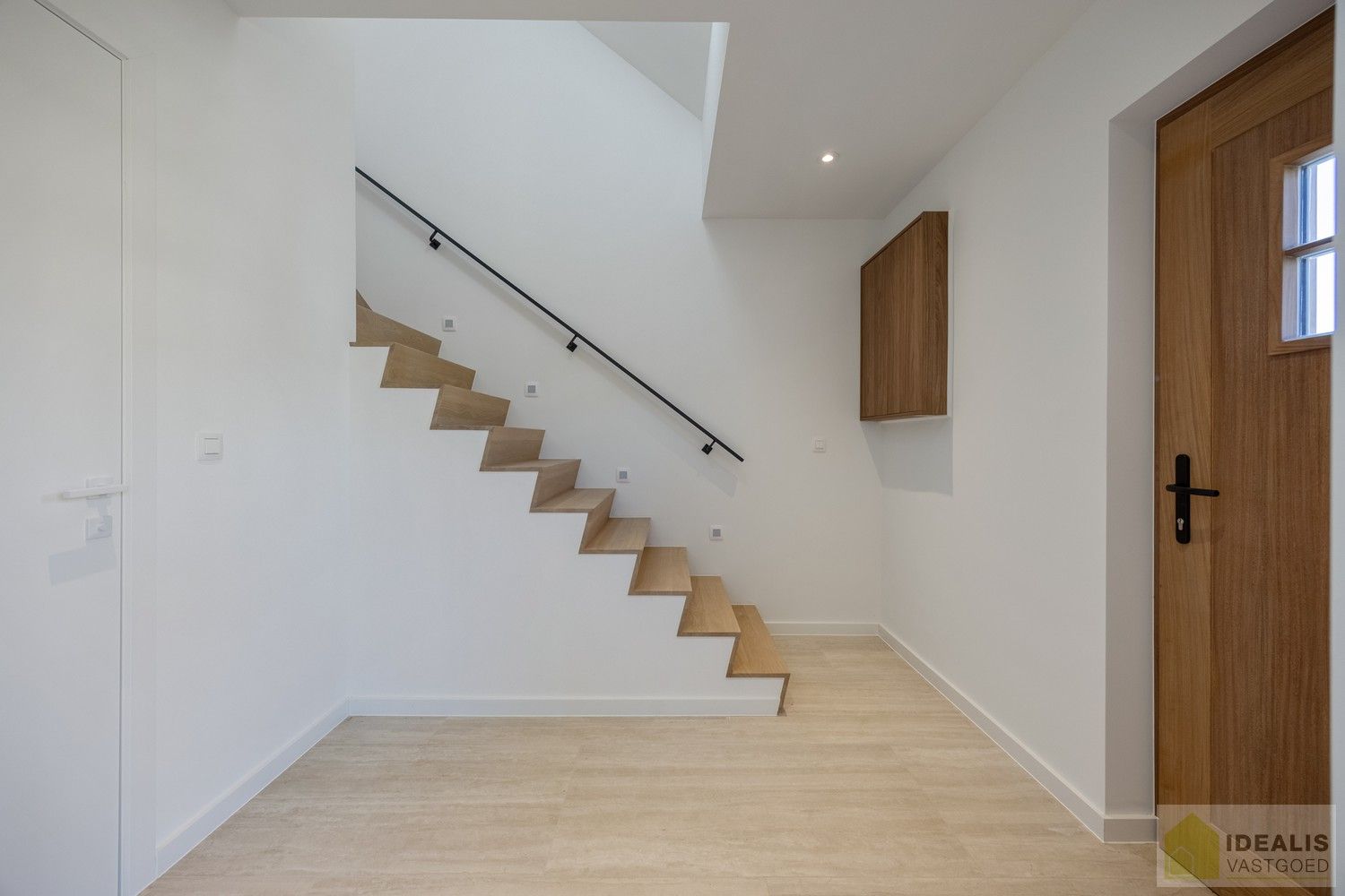 IDEALIS VASTGOED – Schitterend volledig vernieuwde woning (+- 220m²) met een heerlijke open leefruimte, 3 ruime slaapkamers, luxueuze badkamer, ruime wasplaats op een fijn zuid georiënteerd perceel! Dit heerlijke huis bevindt zich op een knap perceel van 8a 69ca in een heerlijk rustige en groene omgeving! - EEN MUST VISIT! - foto 3