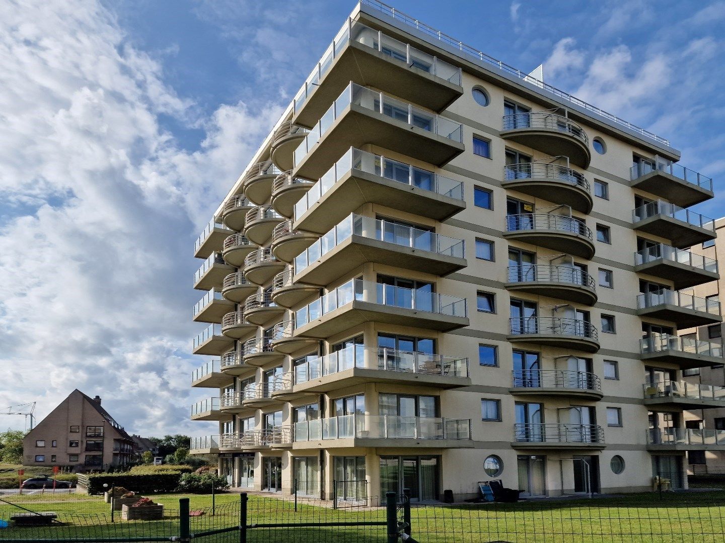 PARKEERPLAATS NUMMER 53 IN DE ONDERGRONDSE GARAGE TE KOOP GELEGEN IN DE RESIDENTIE "ZEEDUIN", DYNASTIELAAN 10 TE 8660 DE PANNE foto 3