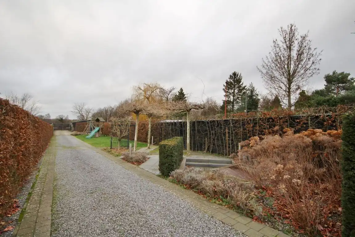 Zeer ruime woning net buiten het stadscentrum! foto 45