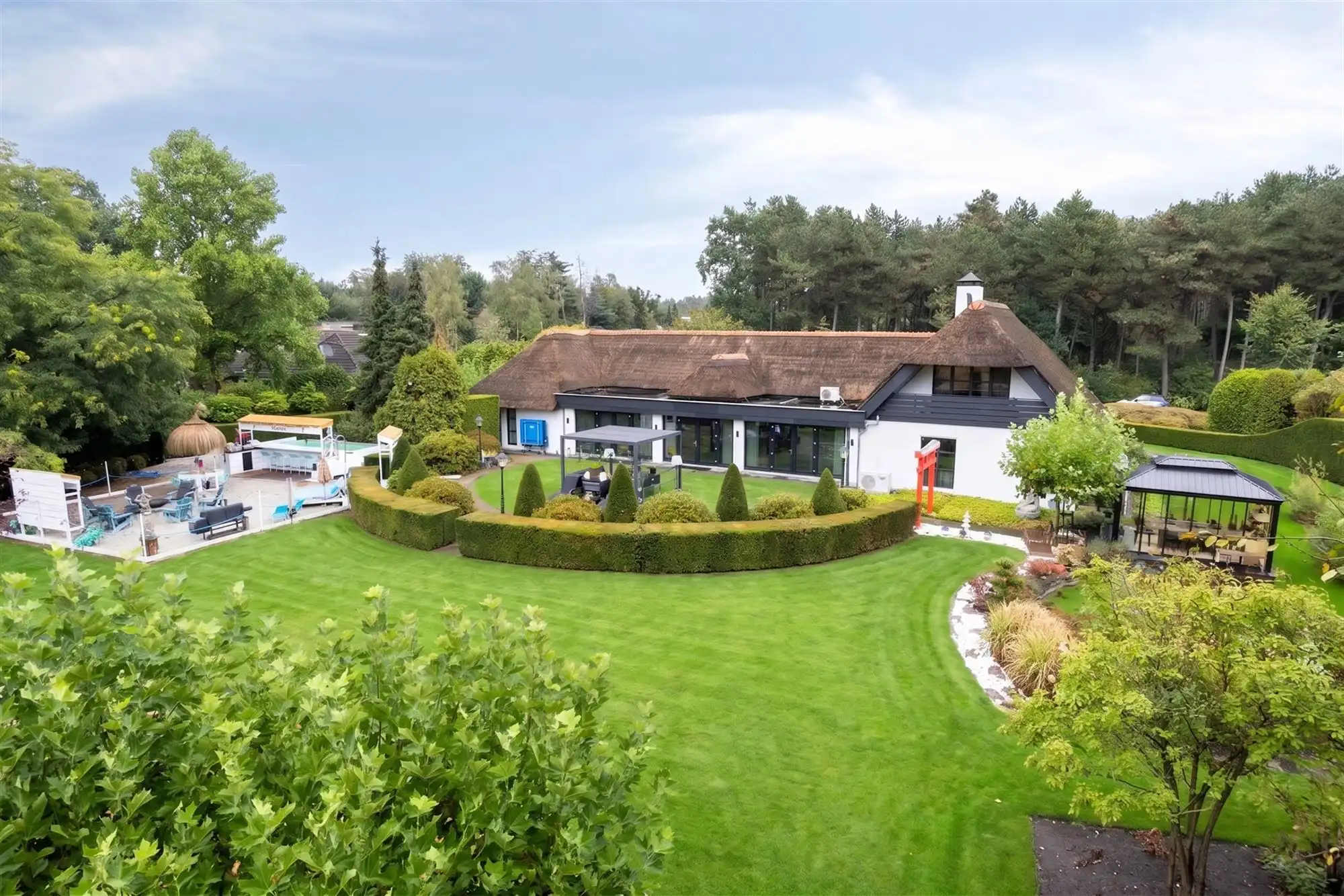 Knappe duo-villa op 8.843 m² in villawijk aan NL-grens. foto 79