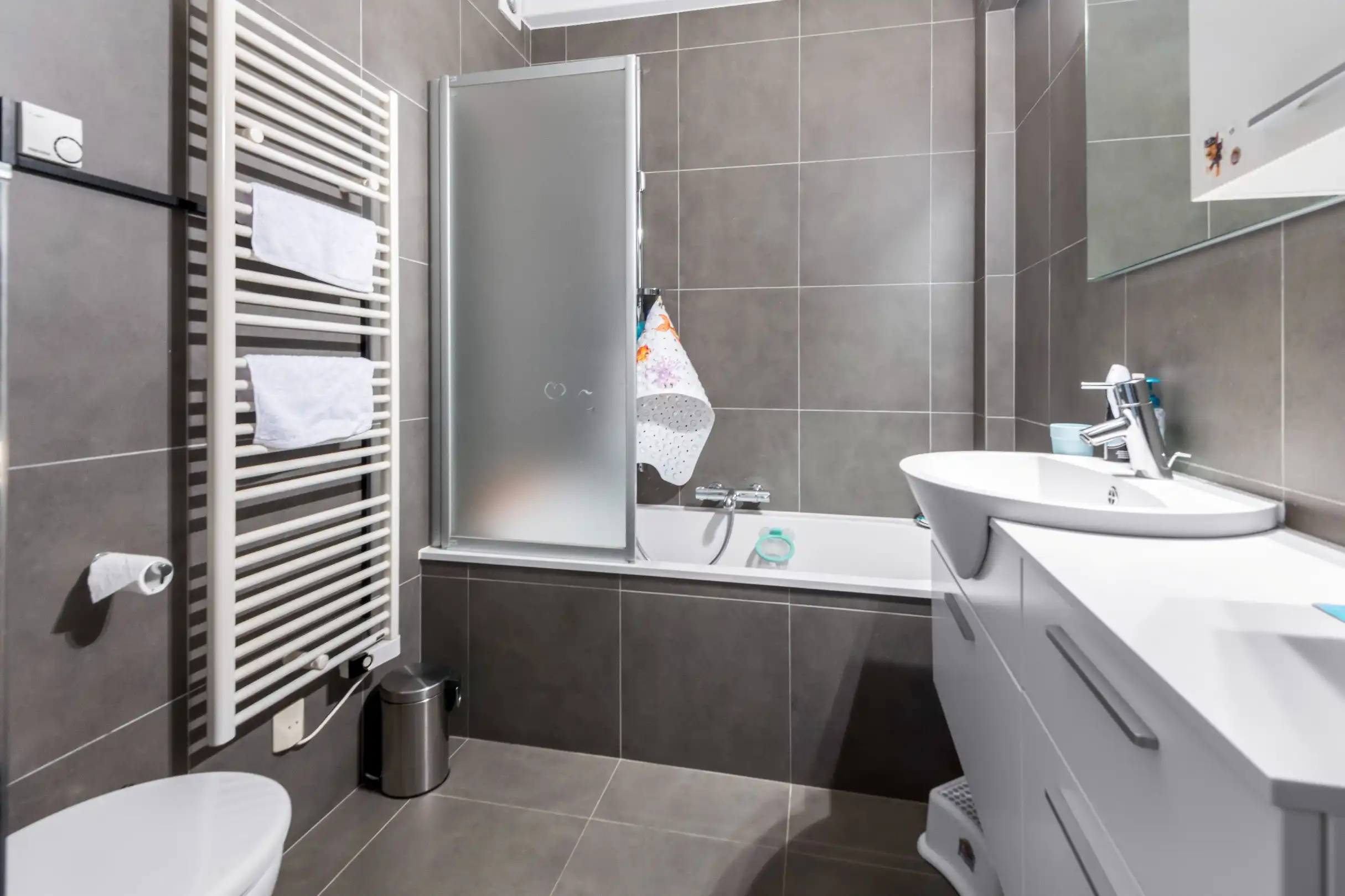 Verzorgd appartement met FRONTAAL ZEEZICHT, gelegen op de zeedijk vlakbij het Albertplein. foto 14