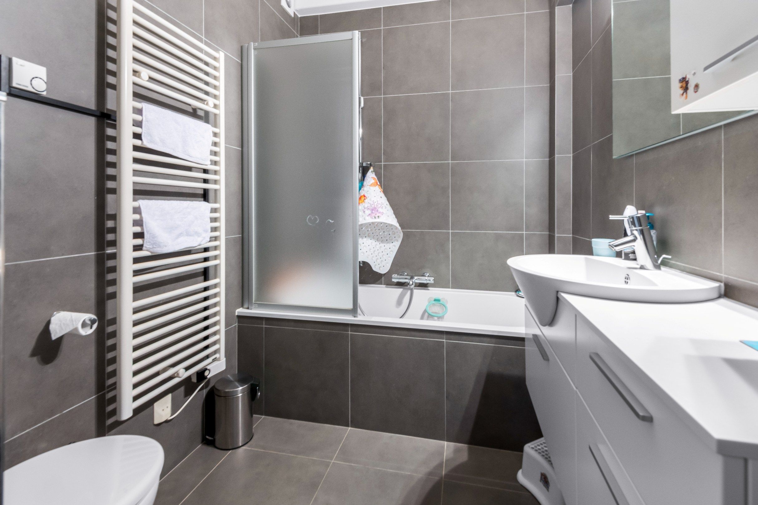 Verzorgd appartement met FRONTAAL ZEEZICHT, gelegen op de zeedijk vlakbij het Albertplein. foto 14