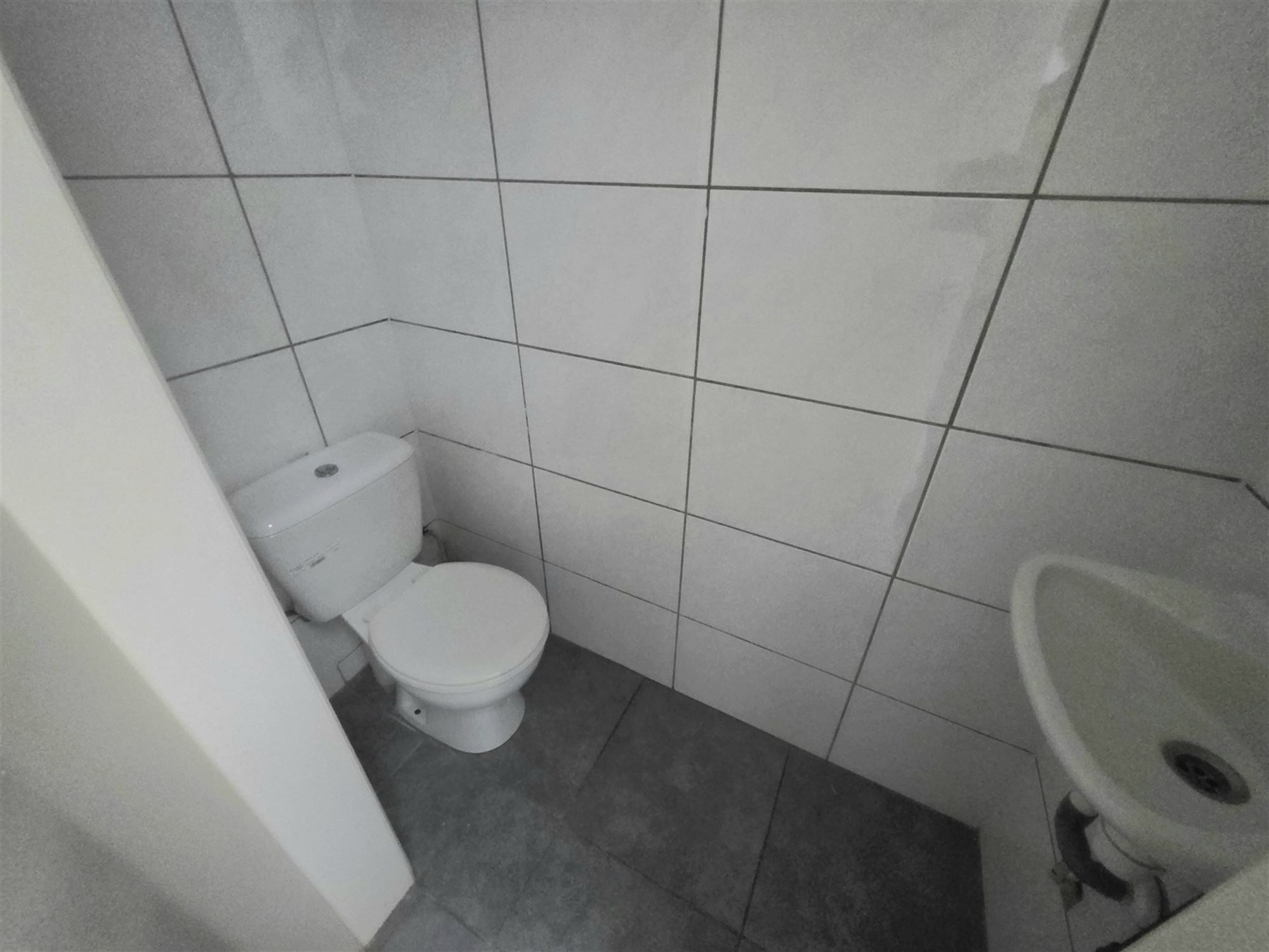 Commercieel pand vlakbij Zeshoek en Station foto 10