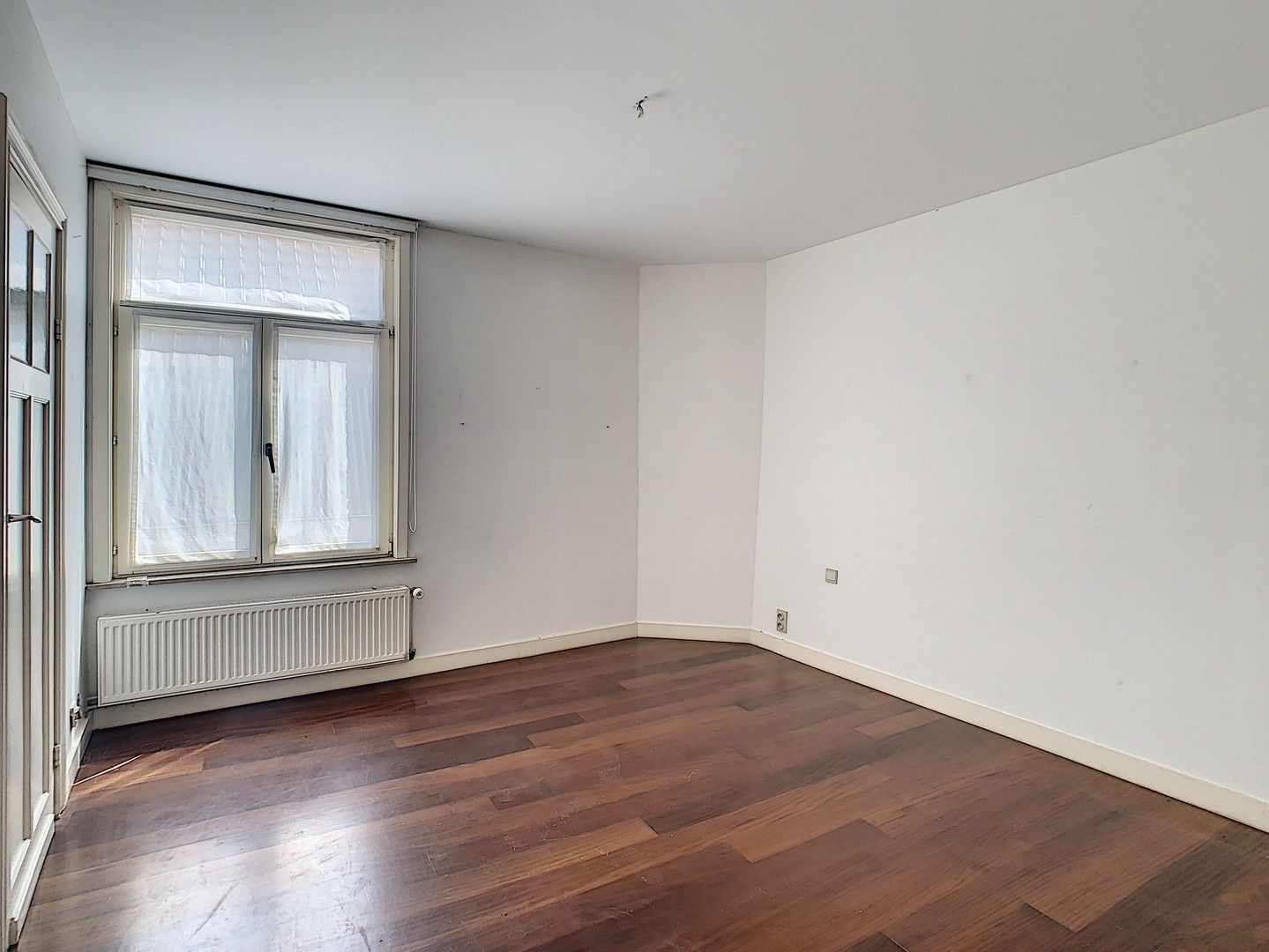 Welgelegen handelsgelijkvloers met ruim appartement. foto 10