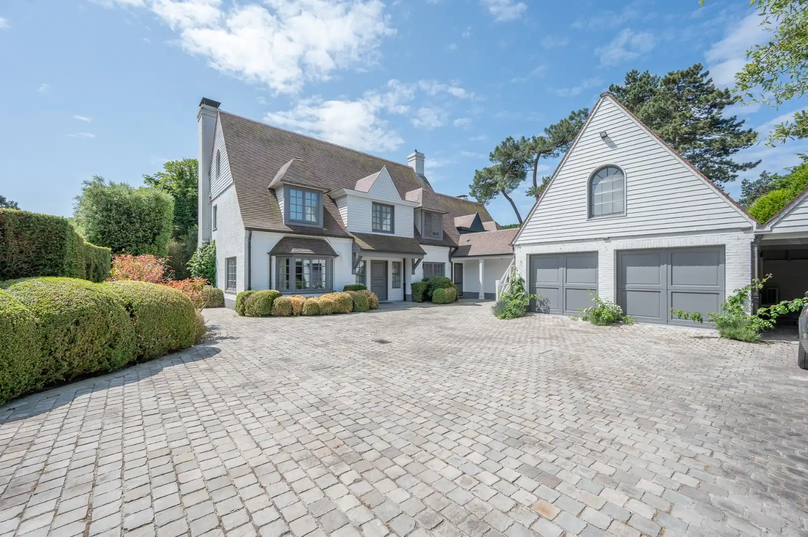 Ruime en stijlvolle villa met optimale privacy op een topligging in het Zoute foto {{pictureIndex}}