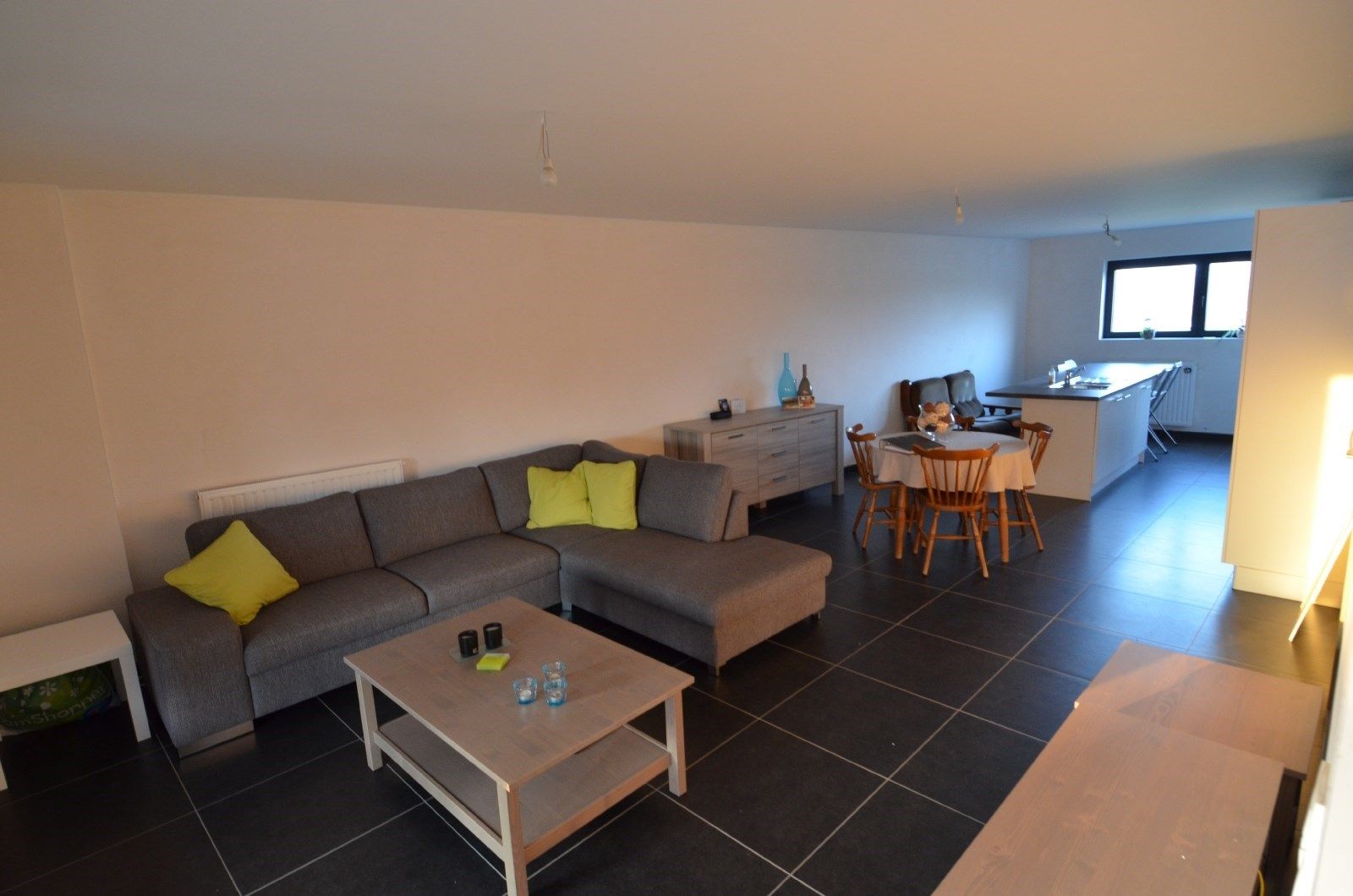 RECENT Duplex-appartement met 2 slaapkamers en terras te Hoeselt foto {{pictureIndex}}