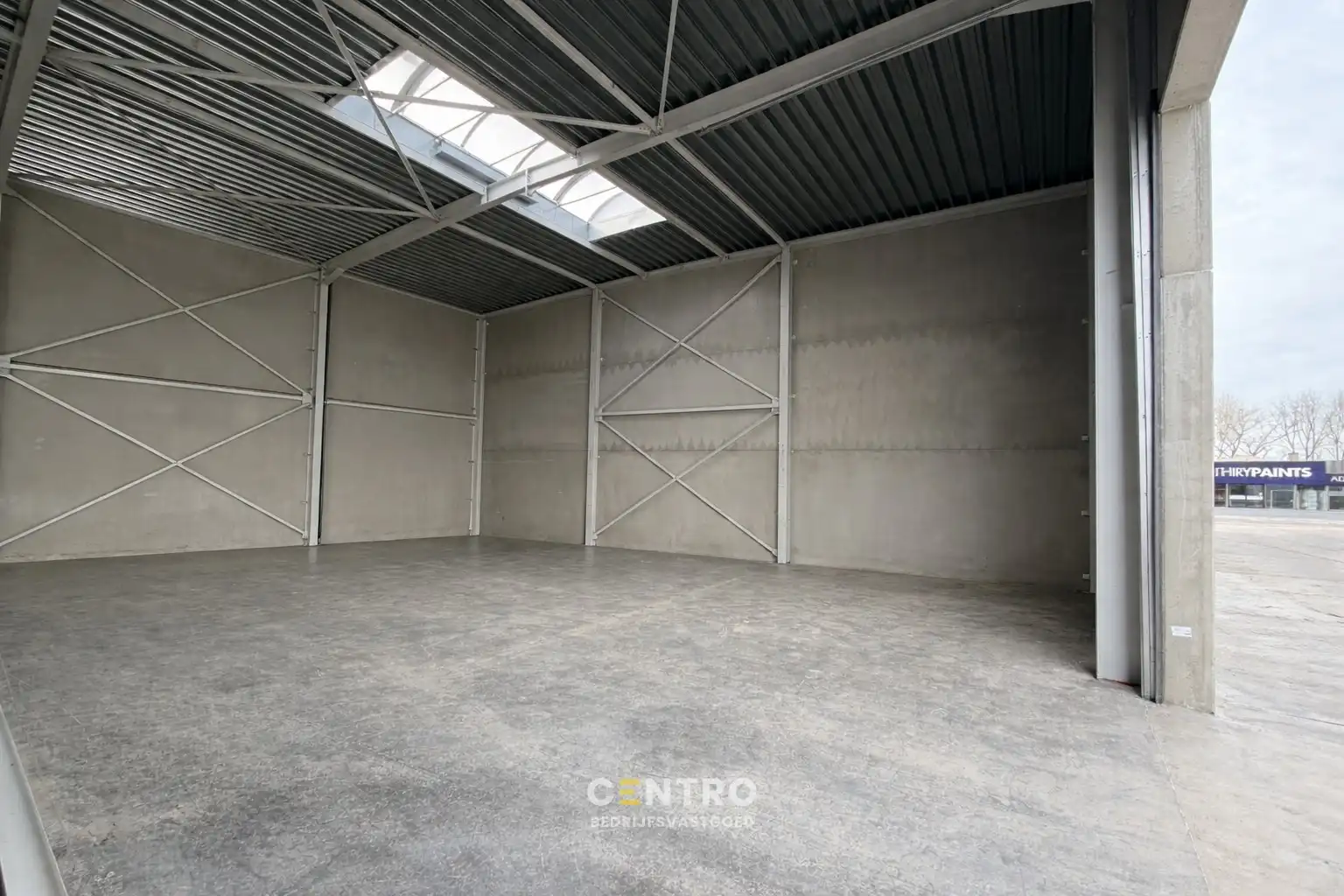 NB OPSLAGRUIMTE (158m²), met hoge sectionaalpoort en private parkeerplaats voor de deur. Op industriezone "Herdersbrug" te 8000 Brugge. foto 3