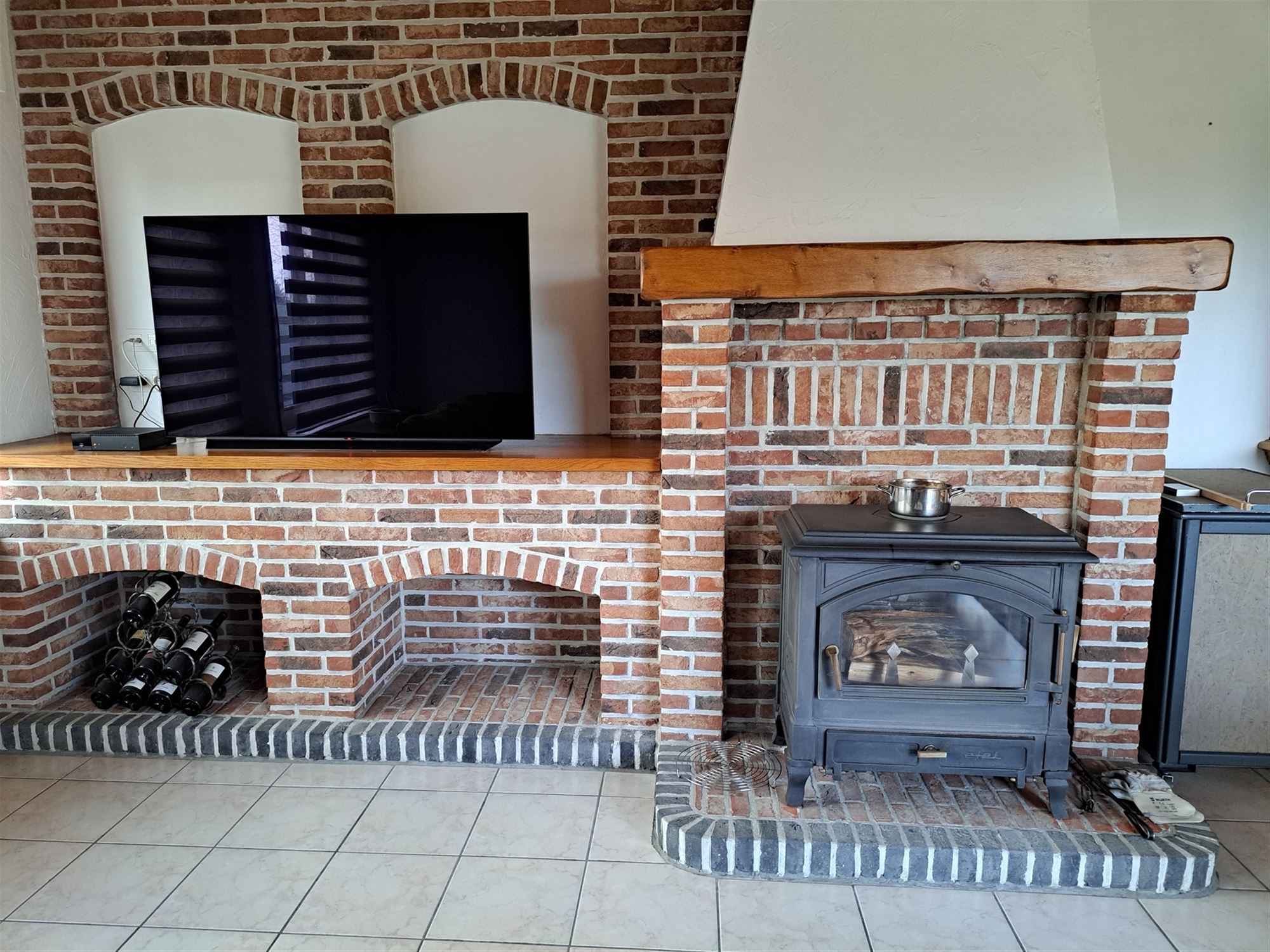 Ruime bungalow met mooie tuin en grote oprit. 3 slaapkamers. foto 3