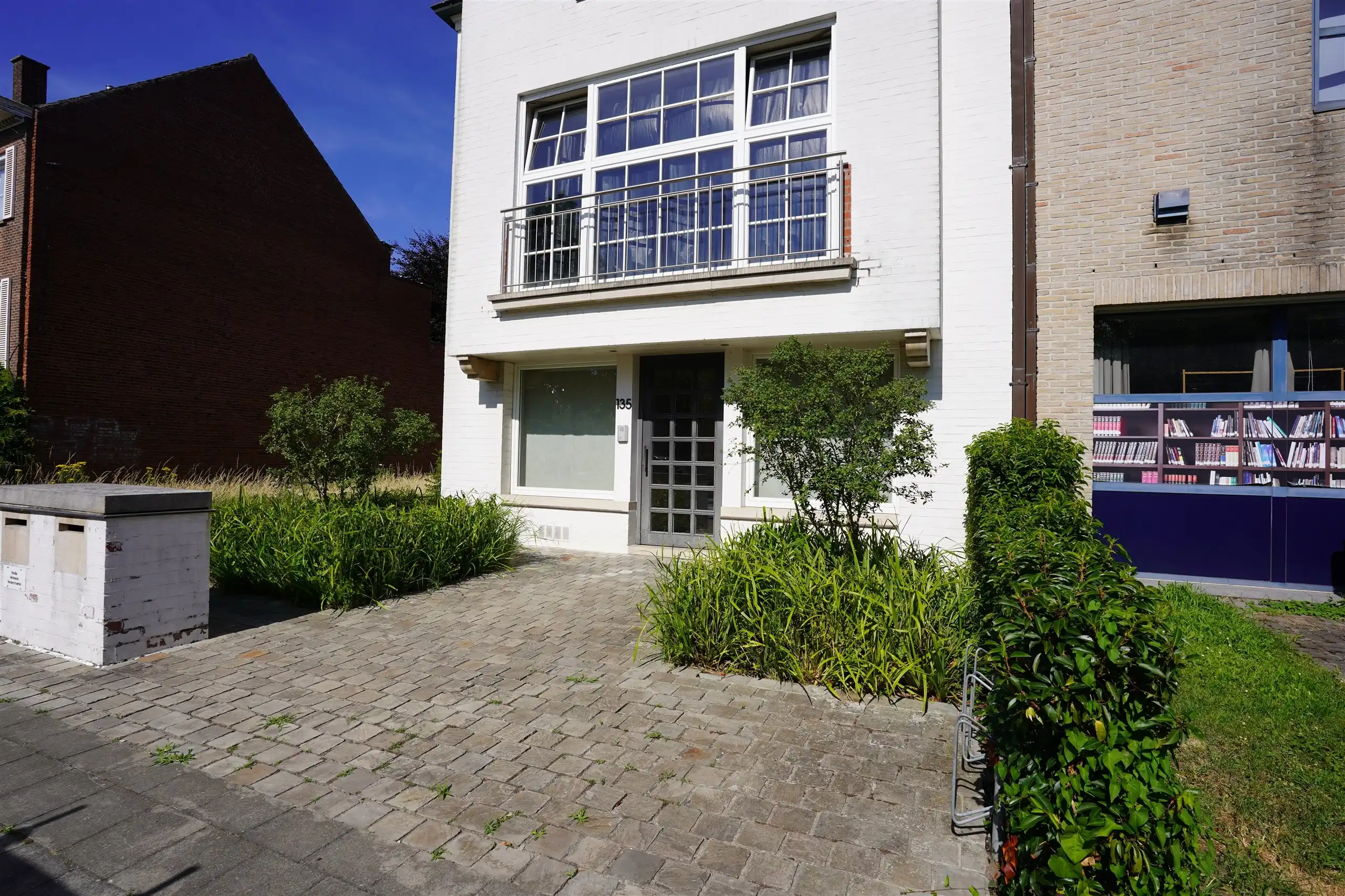Commerciële toplocatie: voormalige dokterspraktijk van 55 m² foto 2