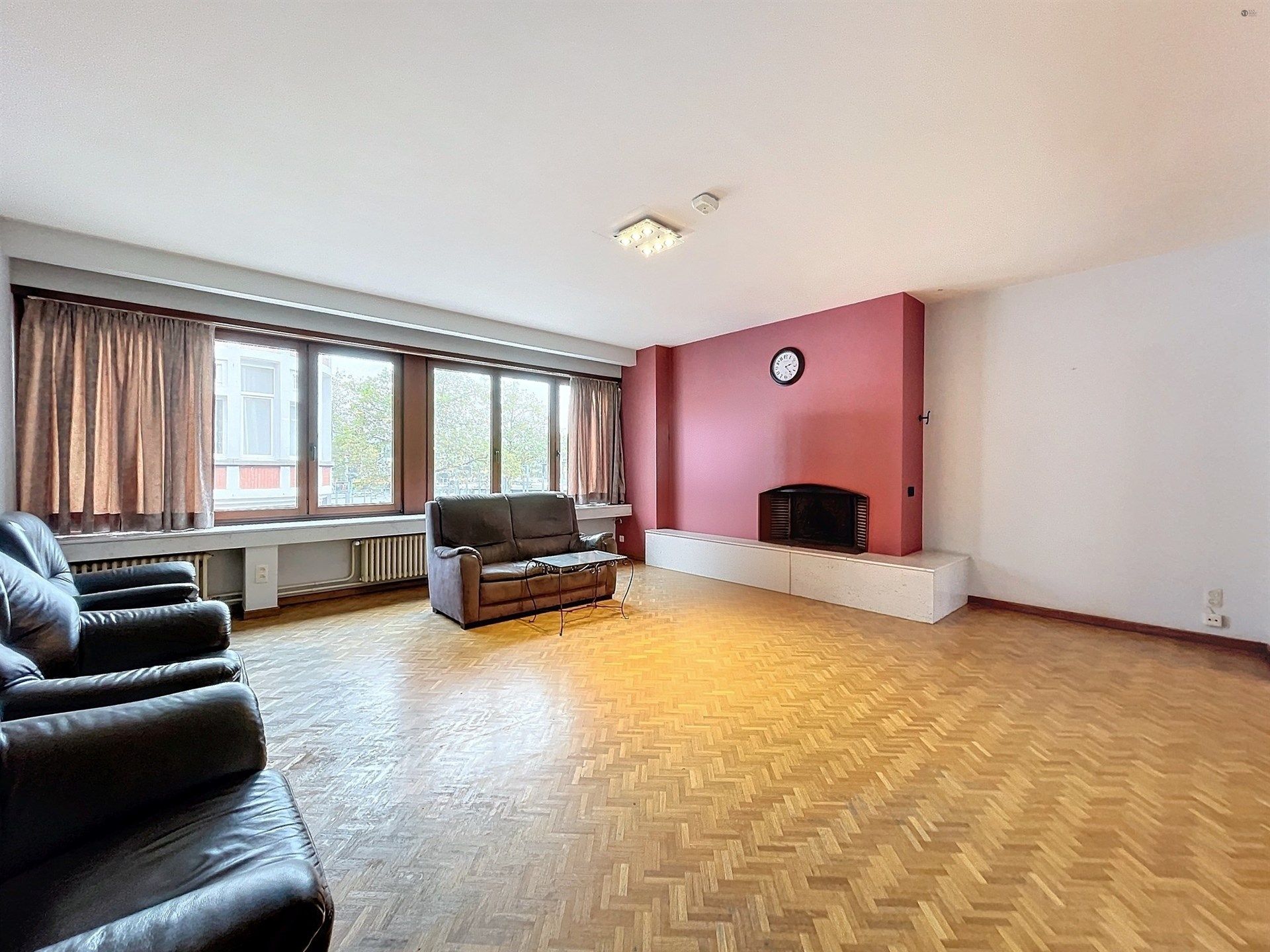 Riant huis (426m²) met 6 slaapkamers en dubbele garage nabij het centrum. foto 4