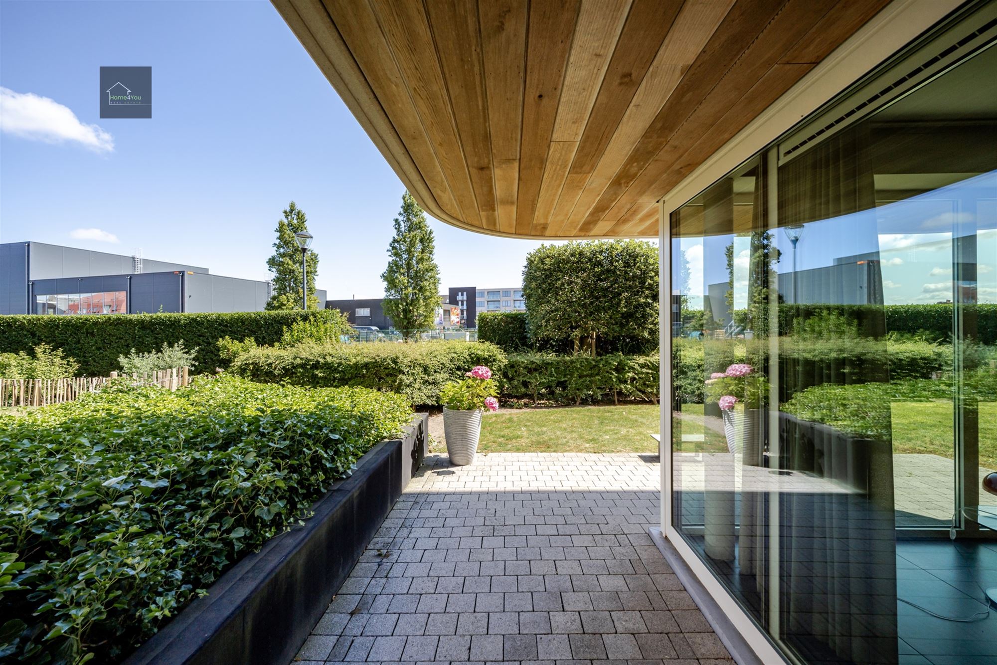 Instapklaar ruim gelijkvloersappartement met tuin! foto {{pictureIndex}}