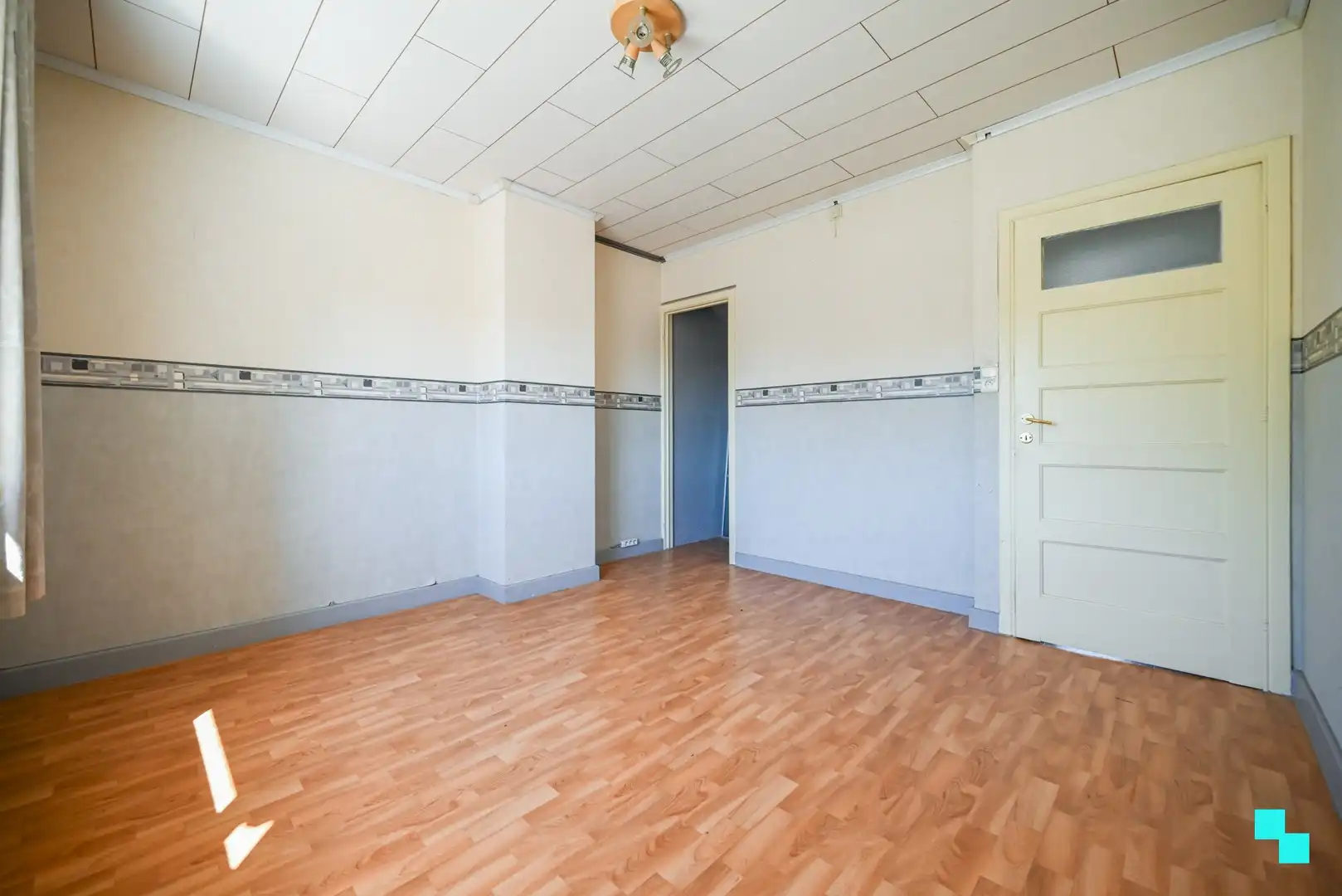 Te renoveren halfopen bebouwing met garage foto 26