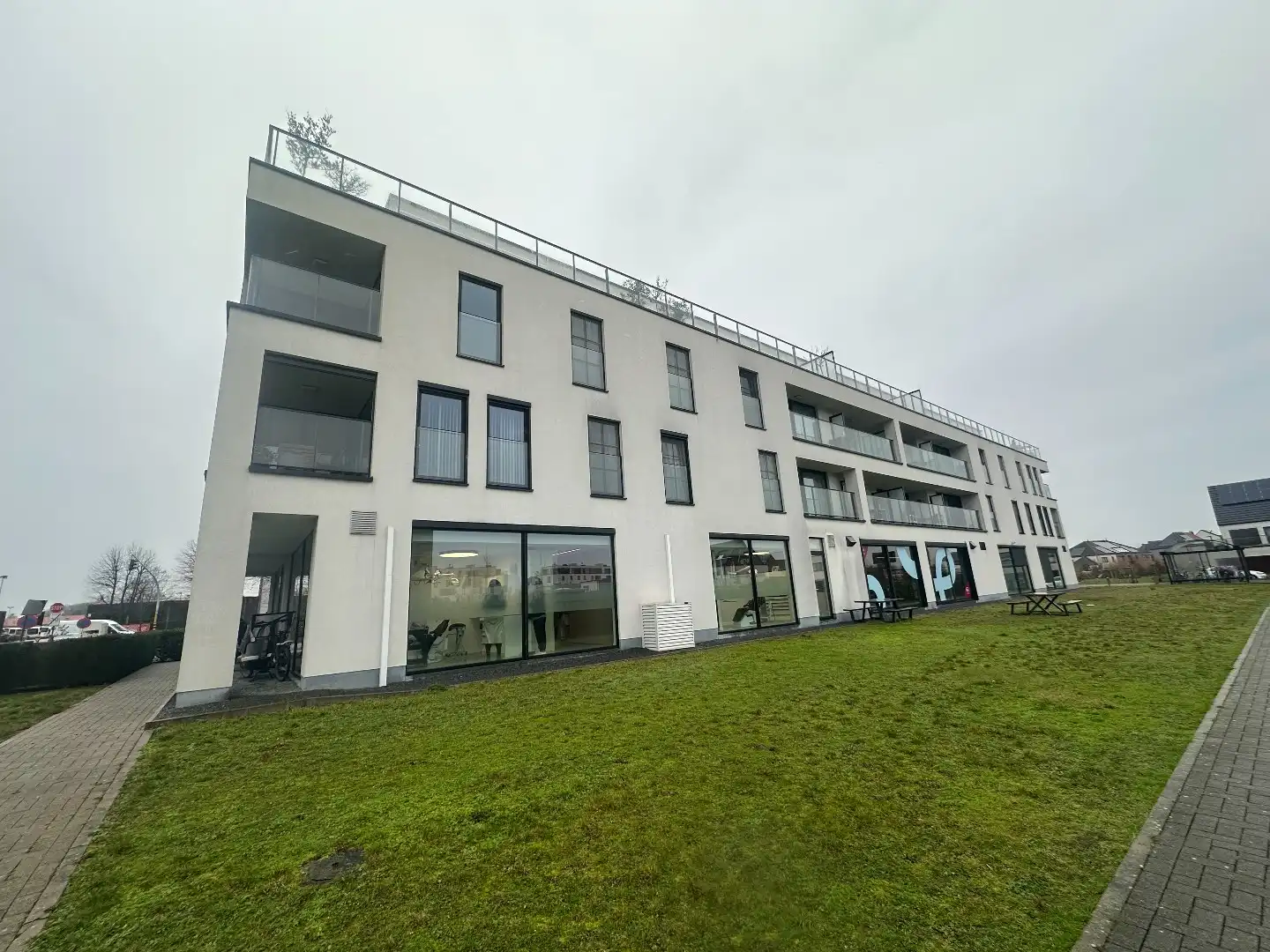 Modern 1-slpk app met terras en staanplaats foto 9