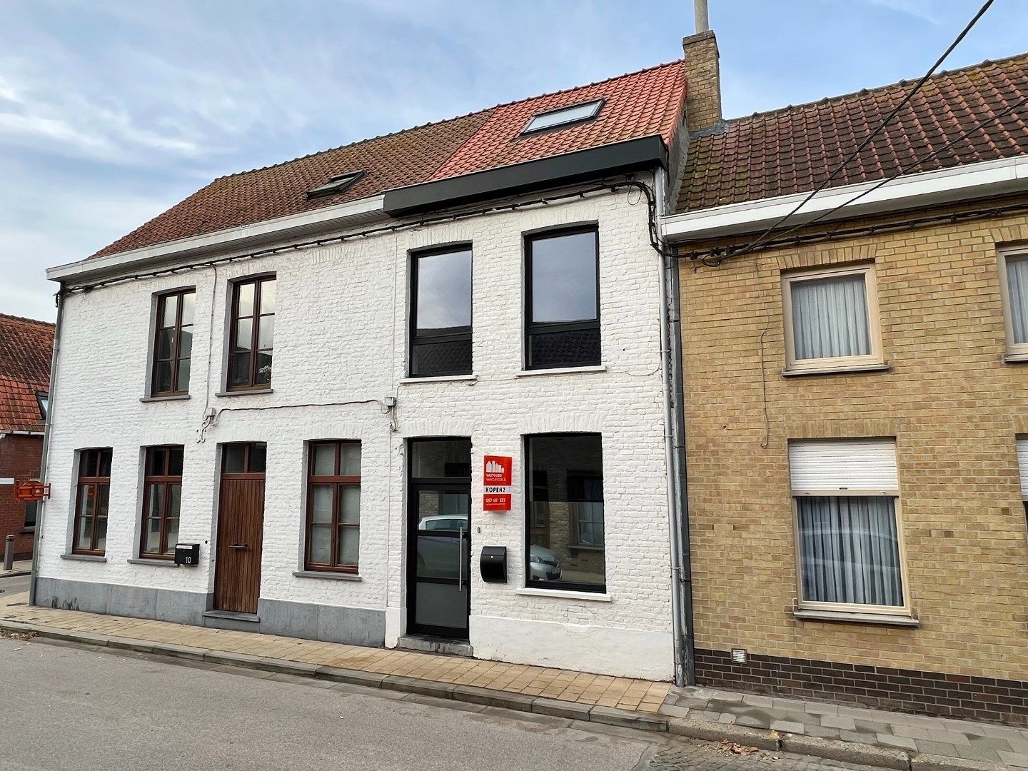 Recent gerenoveerde rijwoning met koer in de dorpskern. PERFECT ALS OPBRENGSTEIGENDOM foto {{pictureIndex}}