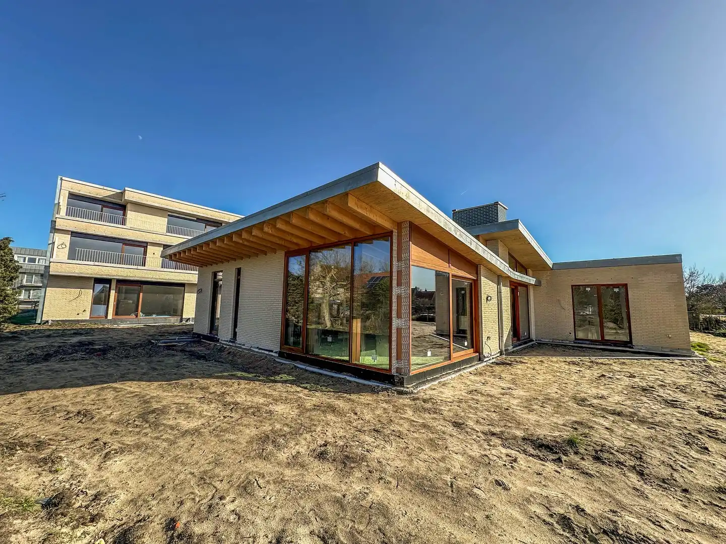 Uniek tuinpaviljoen grenzend aan de beschermde duinen. foto {{pictureIndex}}