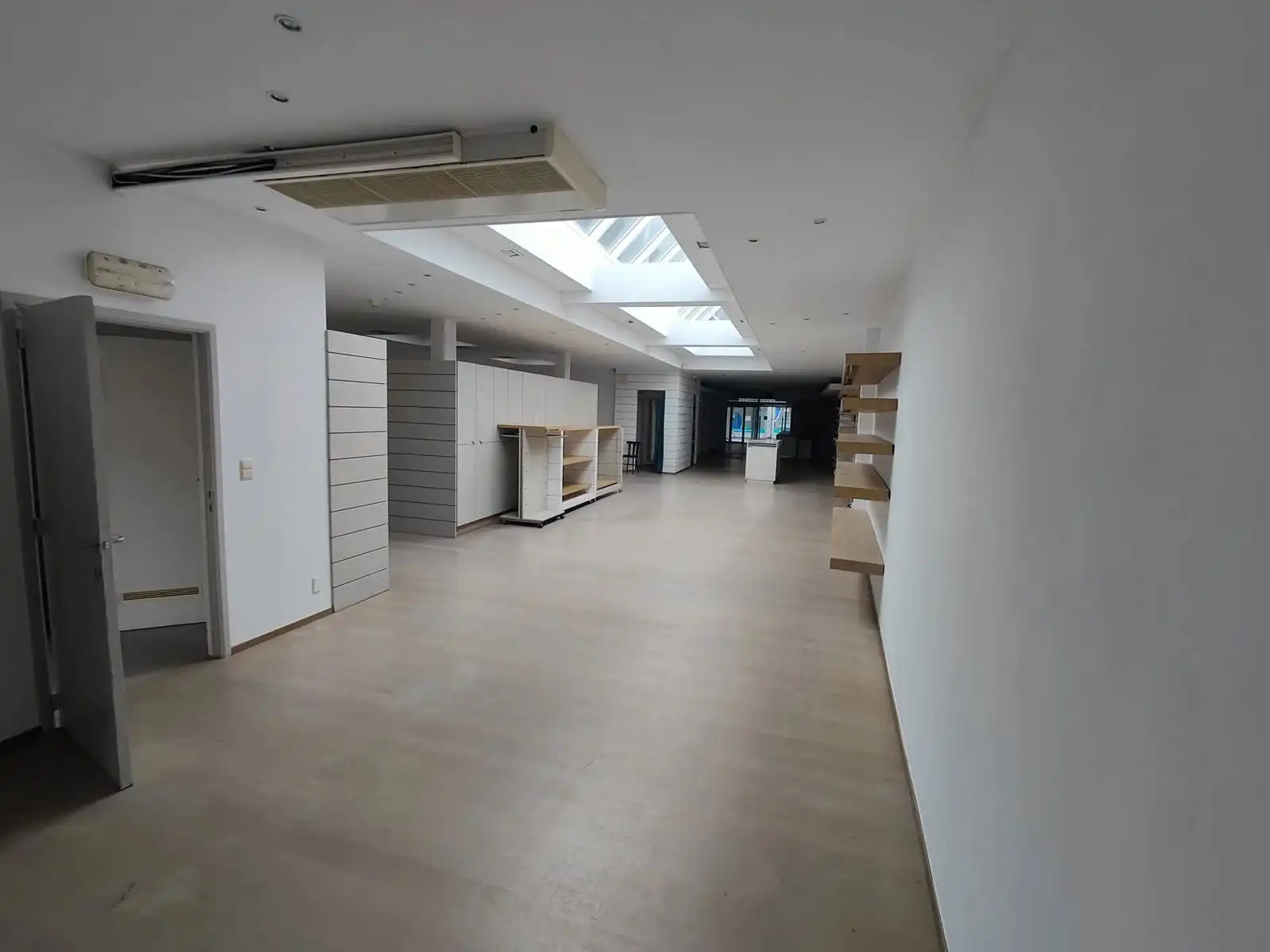 Titel: Commercieel gelijkvloers op toplocatie in het hart van Beveren foto 4