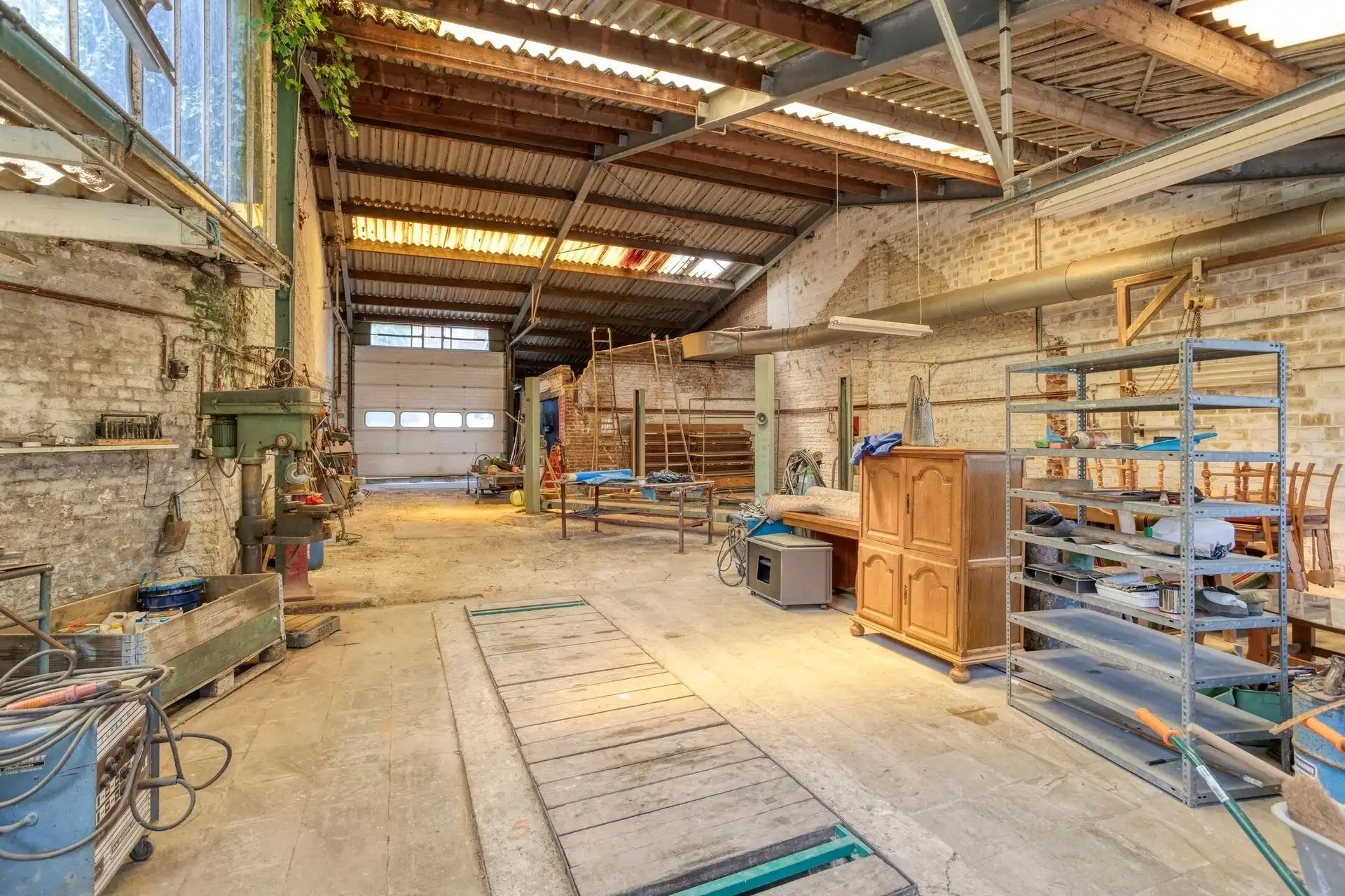CENTRUM DWORP : groot atelier (+/-220m²) + woning op een perceel van 10are   foto 3