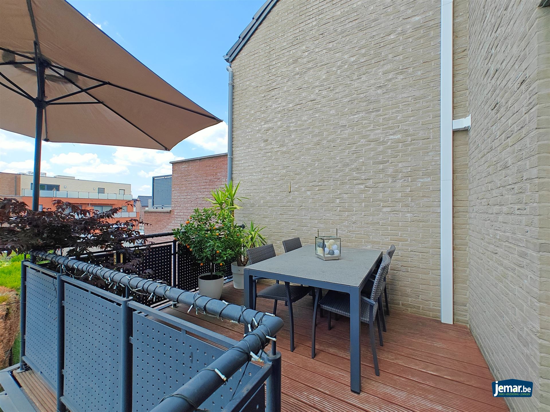 Instapklaar triplex appartement met 2 slaapkamers een zeer grote garage en een carport  foto 2