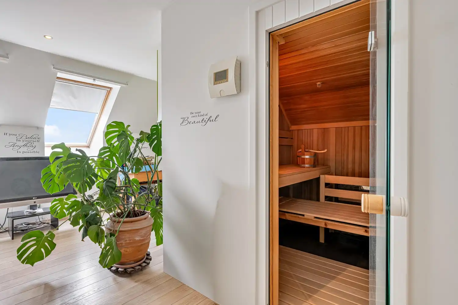 Exclusieve villa met zwembad en adembenemende polderzichten foto 30