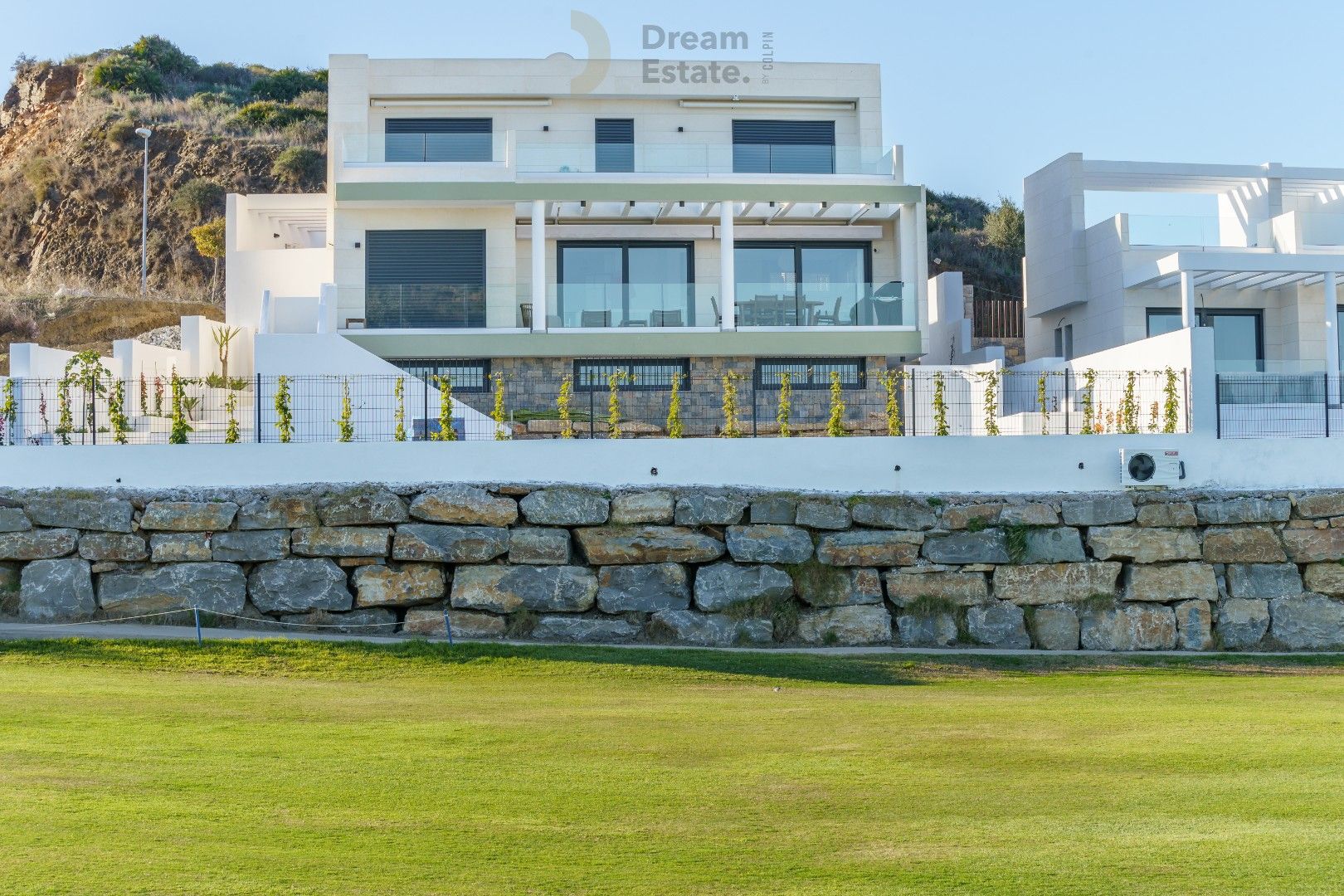 Nieuwbouwwoningen (nog slechts 2) tegenover de golf met zicht naar zee te Mijas. foto 2