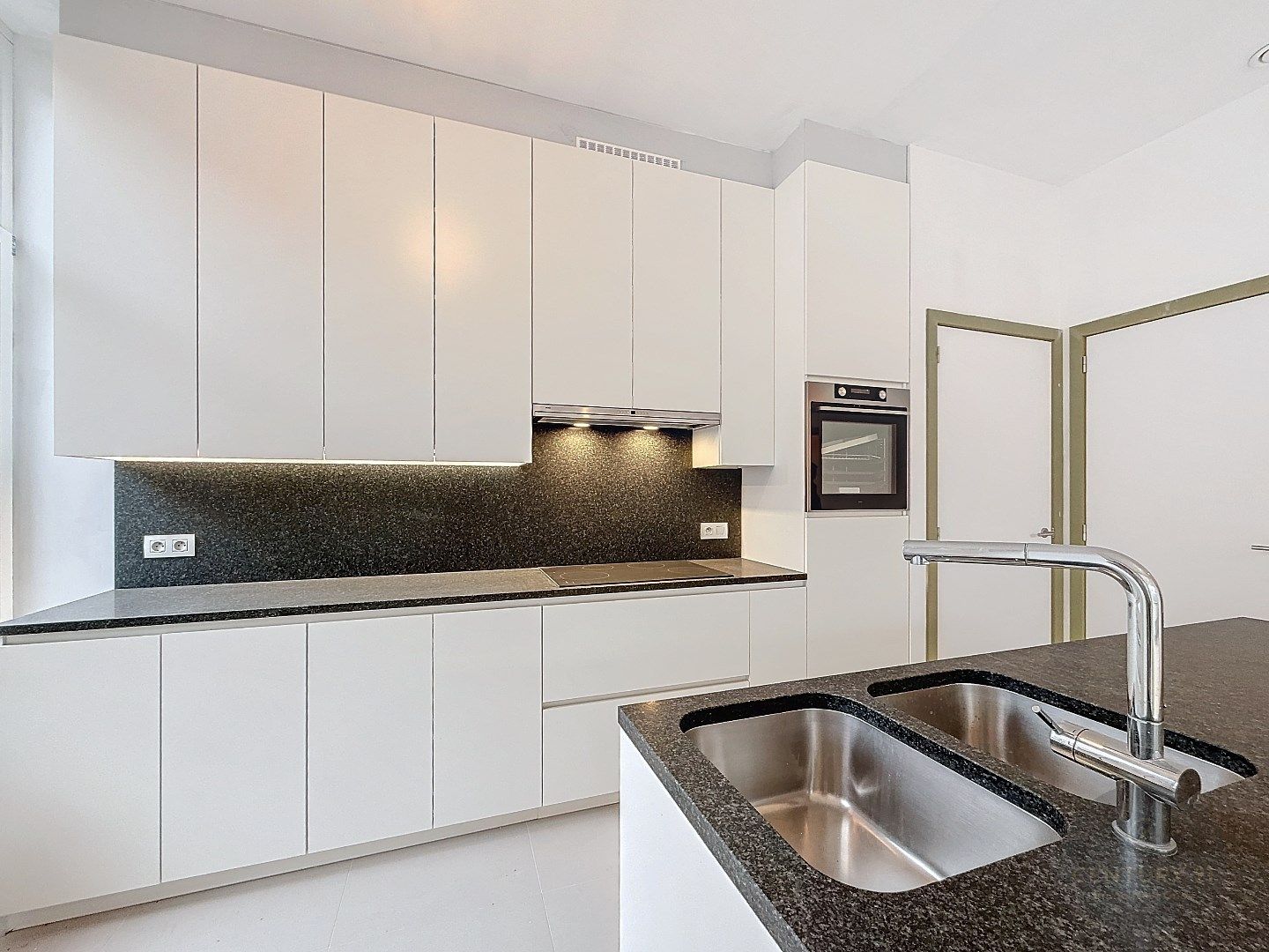 SUBLIEM nieuw 2 slaapkamer app met TERRAS! foto 5