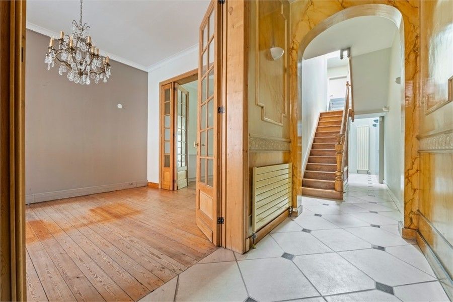 PRACHTIG HERENHUIS MET VEEL CHARME IN HET CENTRUM VAN SINT-TRUIDEN foto 3