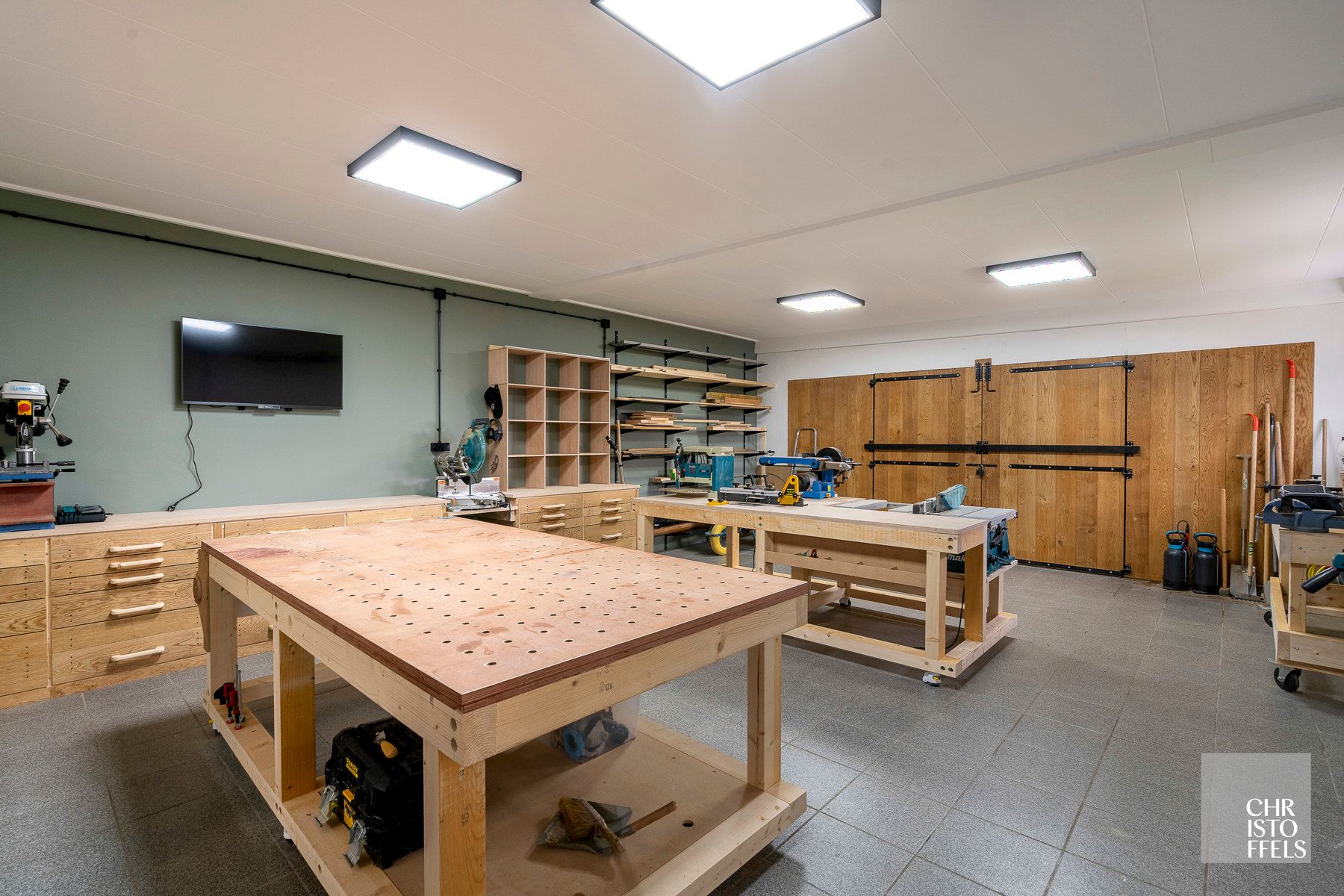 Uitzonderlijk ruime (440m²!) en volledig gerenoveerde woning met commerciële topligging en tal van mogelijkheden in Lanaken! foto 23