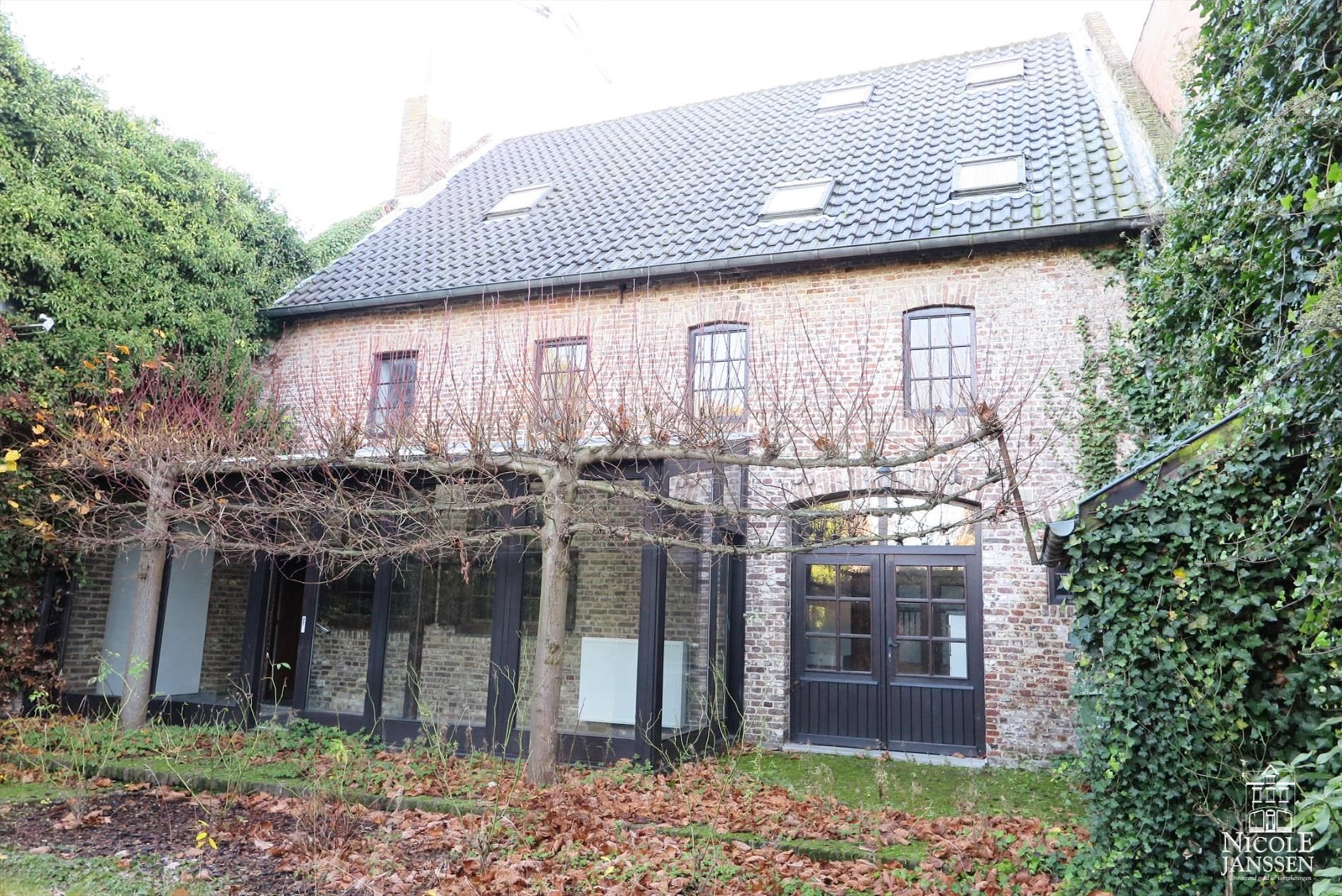 Gerenoveerde, authentieke stadsboerderij met tuin in het hartje van Maaseik foto 2