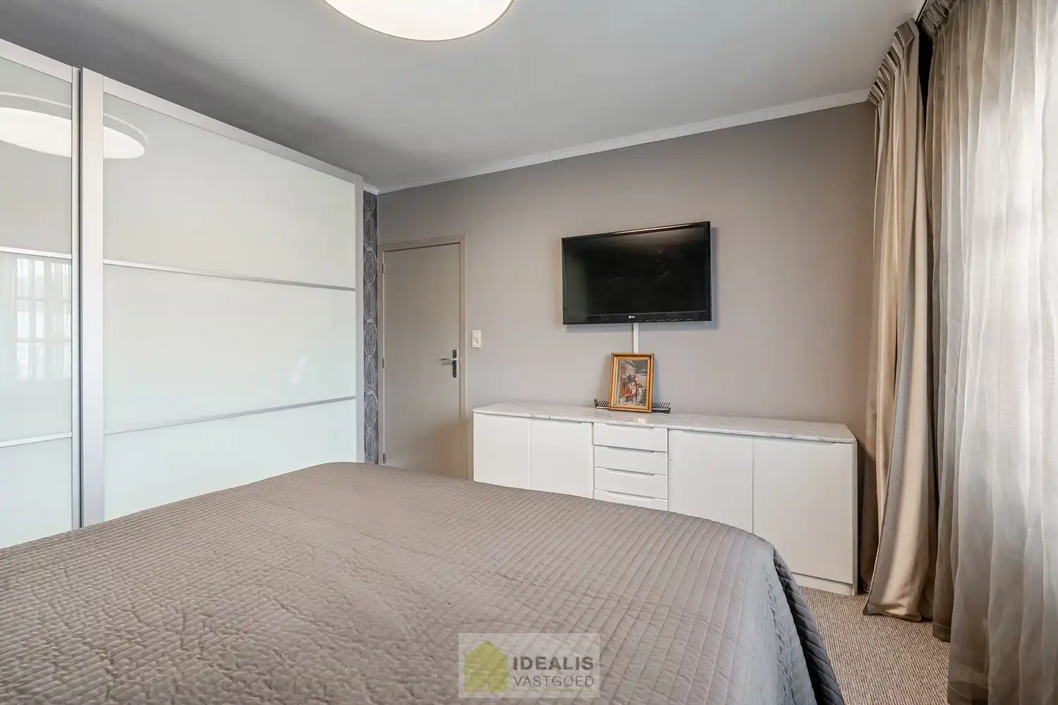 IDEALIS VASTGOED – RUIME, GERENOVEERDE EN INSTAPKLARE WONING MET 3 GELIJKVLOERSE SLAAPKAMERS, LICHTRIJKE LEEFRUIMTE MET OPEN KEUKEN ÉN AFGEWERKTE 2e VERDIEPING MET TOTALE BEWOONBARE OPPERVLAKTE VAN MAAR LIEFST +232M²!! DE WONING IS GELEGEN OP EEN KNAP PERCEEL VAN 7A 92CA IN HET GEGEERDE HERENT (PELT). Deze unieke woning omvat een ruime +-232m² netto bewoonbare oppervlakte met een gezellige woonkamer met aansluitend ruime keuken voorzien van alle comfort met aparte achterinkom/veranda, 3 slaapkamers, uitgeruste badkamer voorzien van douche en ligbad én een volledig afgewerkte 2e verdieping die fungeert als woongedeelte met eigen woonkamer, slaapkamer(s) en badkamer. De woning biedt verder een extra ruime garage, pergola, … Een unieke kans voor kandidaten op zoek naar een instapklare woning voorzien van alle luxe, ruimte en vlakbij tal van faciliteiten. foto 15