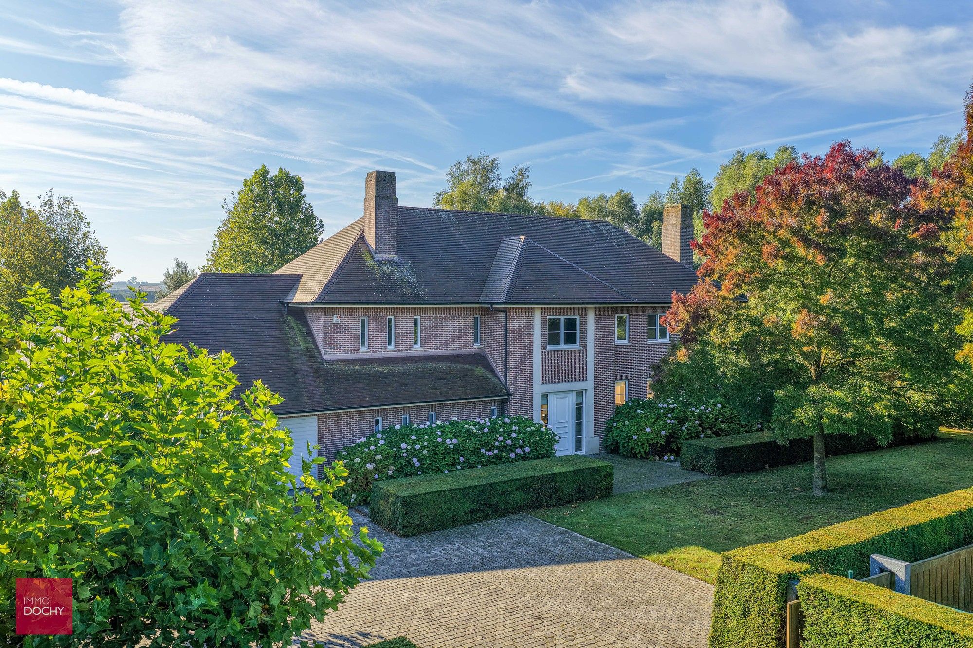 Rustig en residentieel gelegen ruime villa aan Hoog-Kortrijk foto {{pictureIndex}}