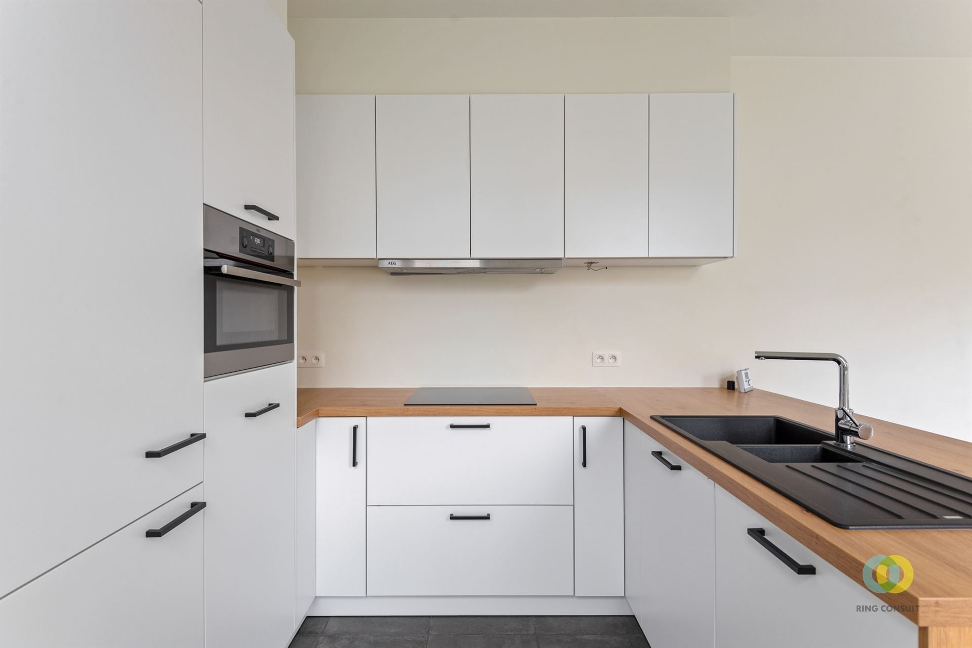 Mooi appartement met twee kamers en terras foto 7