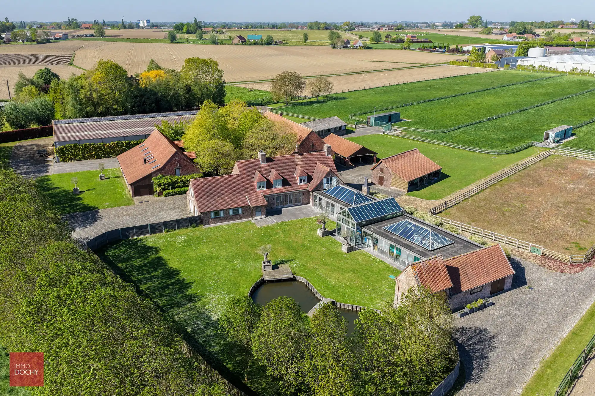 Vierkantshoeve met paardenaccommodatie op ca. 5,3ha foto 2