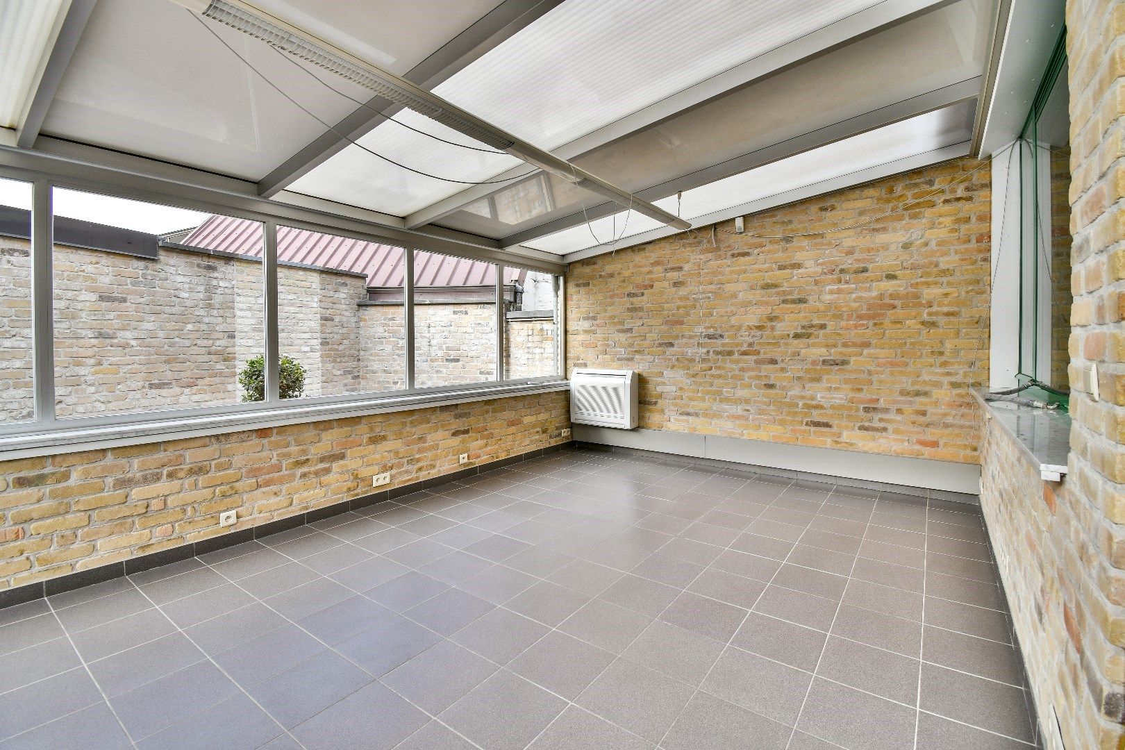 Commerciële handelsruimte/ kantoor / praktijkruimte met garage in het centrum van Lichtervelde! foto 9